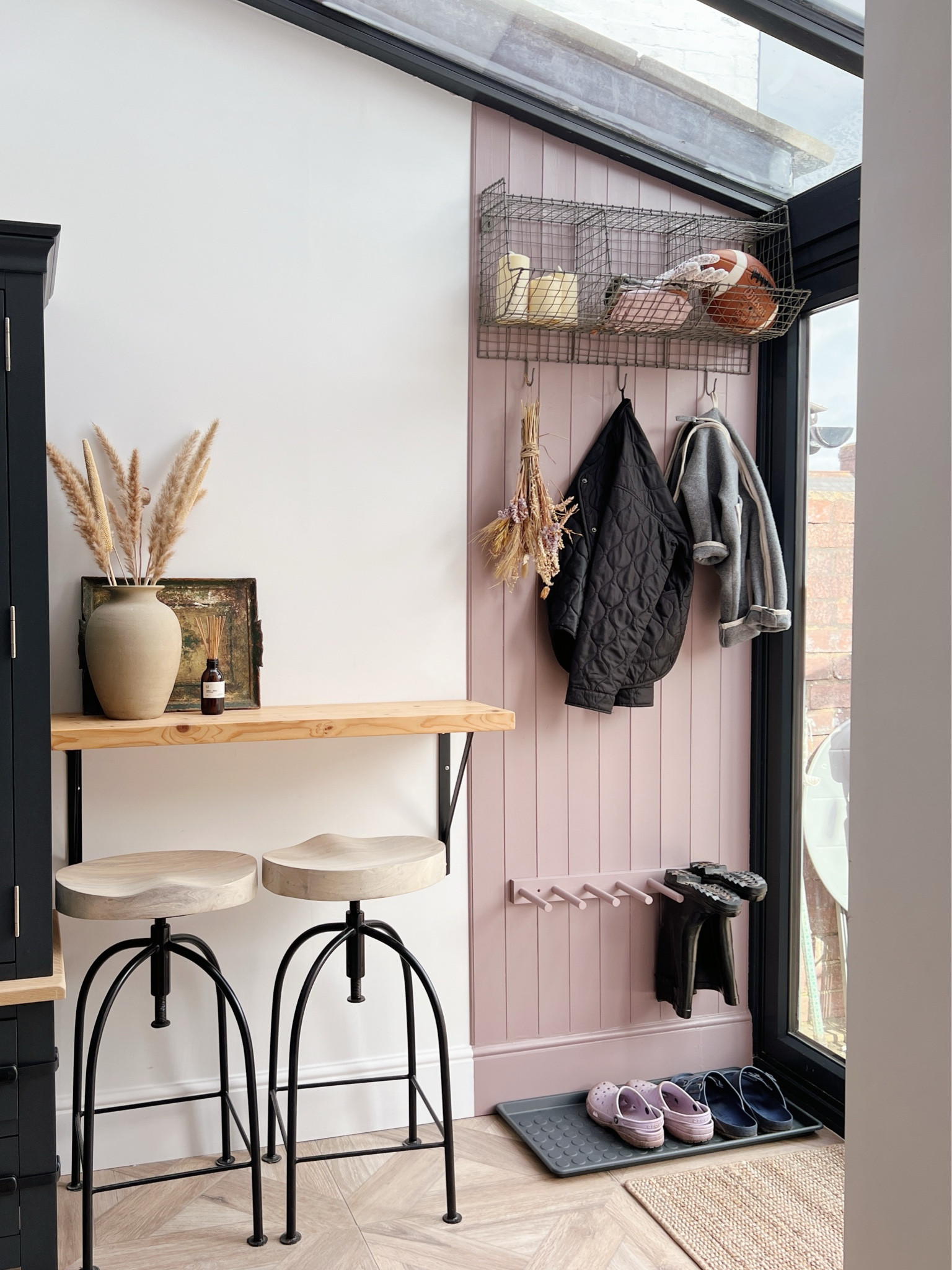 🇬🇧 For my UK followers: details about my DIY mudroom corner 💜 

#LTKfamily #LTKeurope #LTKhome