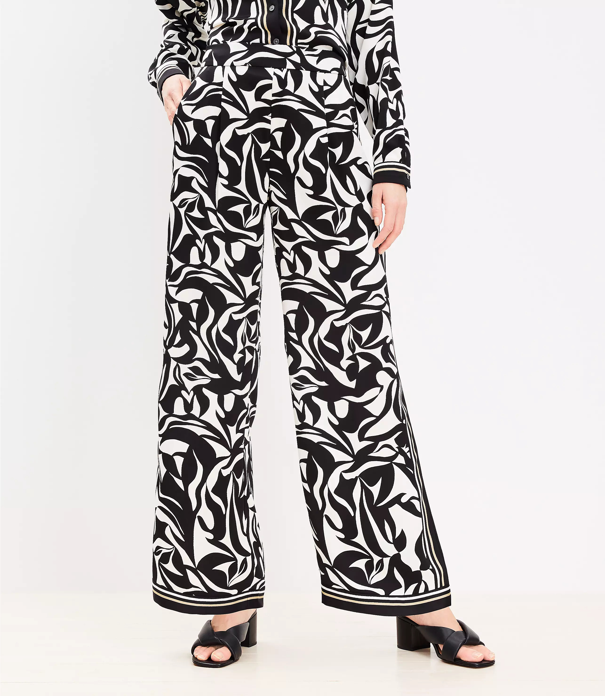 Petite Pleated Fluid Pull On Wide Leg Pants in Swirl | LOFT