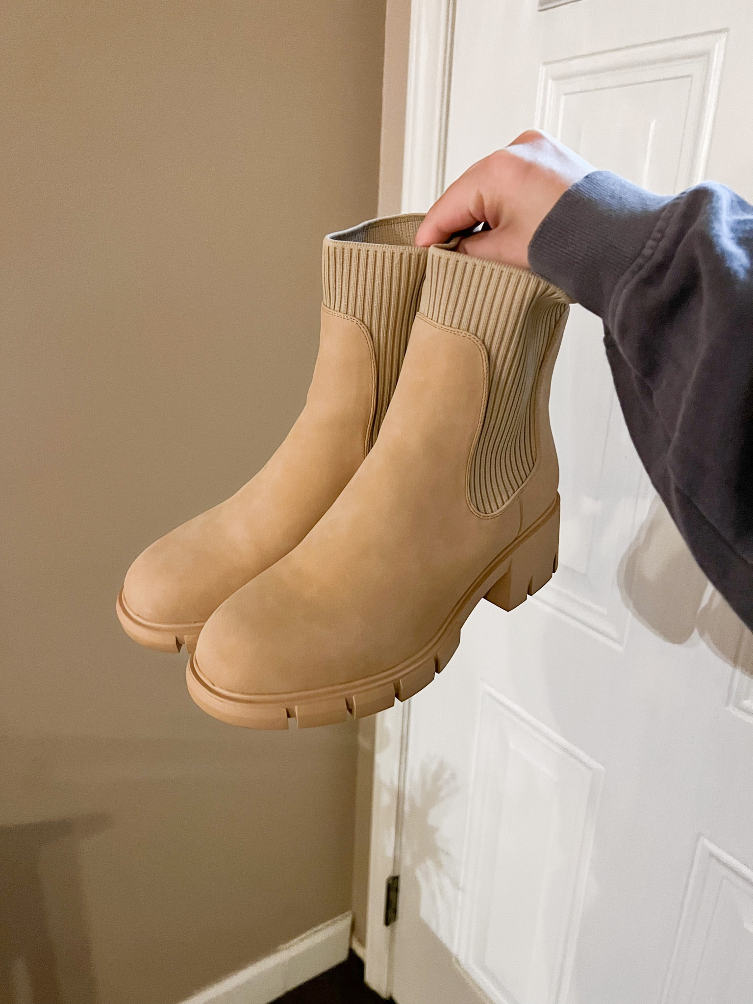 Bought size 8 // true to size

Fall boots, booties, Amazon finds, nude suede Chelsea boots, closet staple, fall transition, transitional staple, true to size, multiple color options, look for less, designer inspired
#LTKfall #fallfashion #lookforless #boots #amazonfinds 

#LTKfindsunder50 #LTKshoecrush #LTKSeasonal