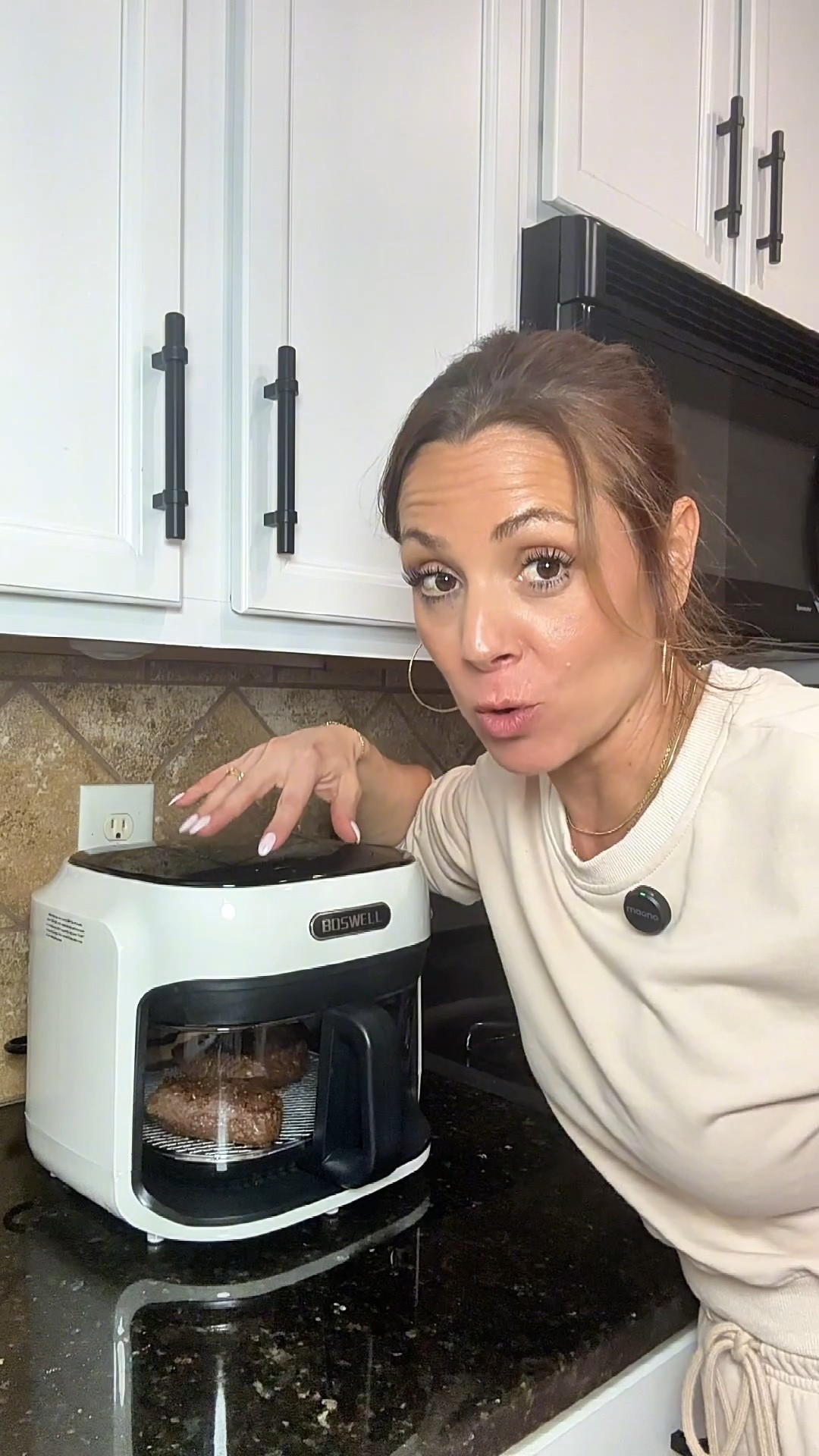 This is the Boswell 7.5QT Glass Air Fryer, and it’s different from most air fryers because the cooking bowl is made from borosilicate glass instead of plastic or coated baskets. That means there’s no chemical coating, and you can actually see your food cooking inside the air fryer.

#airfryerrecipes
#steakrecipe
#kitchenfinds
#healthykitchen
#momlifehacks
