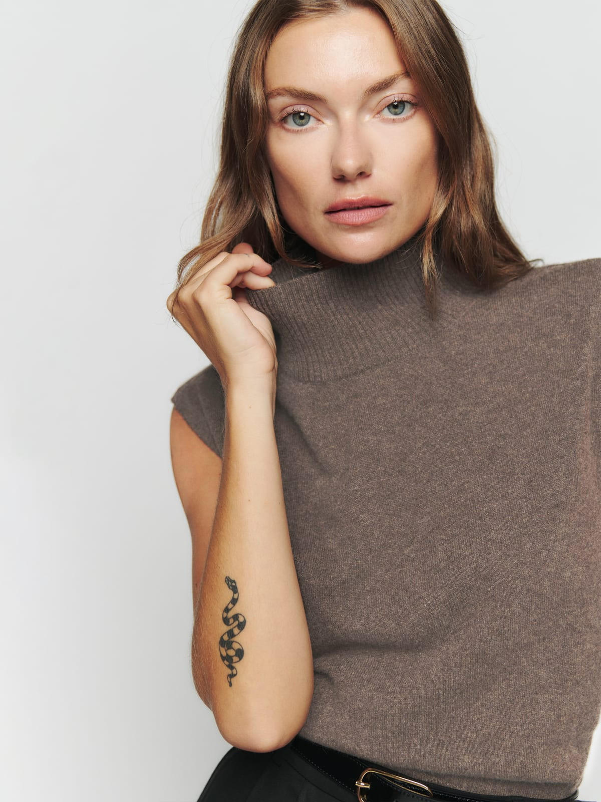 Arco Cashmere Sleeveless Turtleneck Sweater | Reformation (Global)
