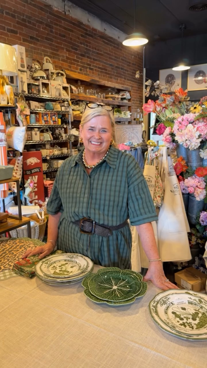 Mix and match table top…. Watch as Jami takes 4 placemats, 2 sets of dishes and 1 napkin and creates 5 different place settings.  Which one is your favorite?