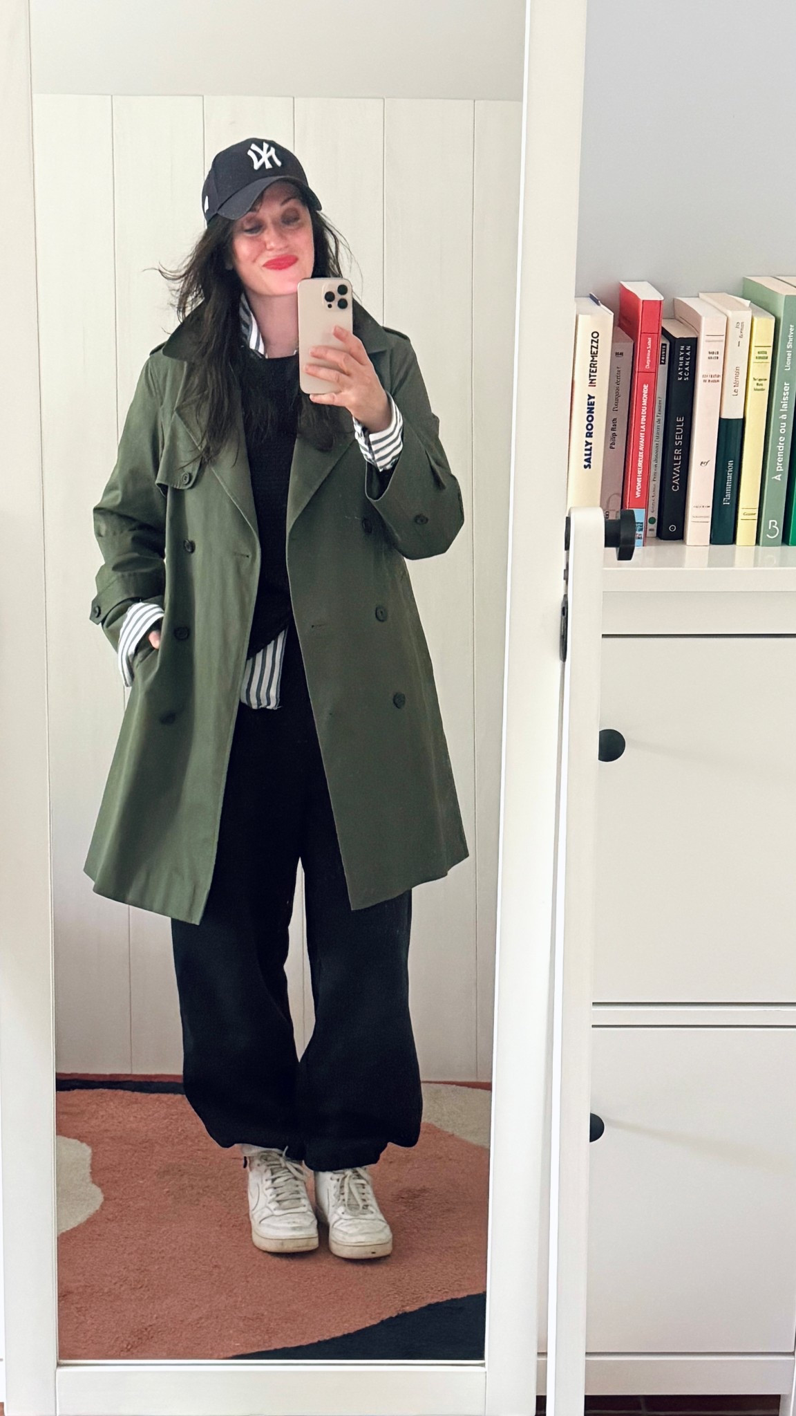 • Casquette #newera 
• Trench #uniqloC
• Chemise rayée #galerieslafayettehomme (similaire en lien)
• Pull en coton texturé bleu marine #cos
• Jogging bleu marine #uniqloC
• Baskets montantes #nike
• Rouge à lèvres #chanel 

#LTKfrance #LTKspring #LTKeurope