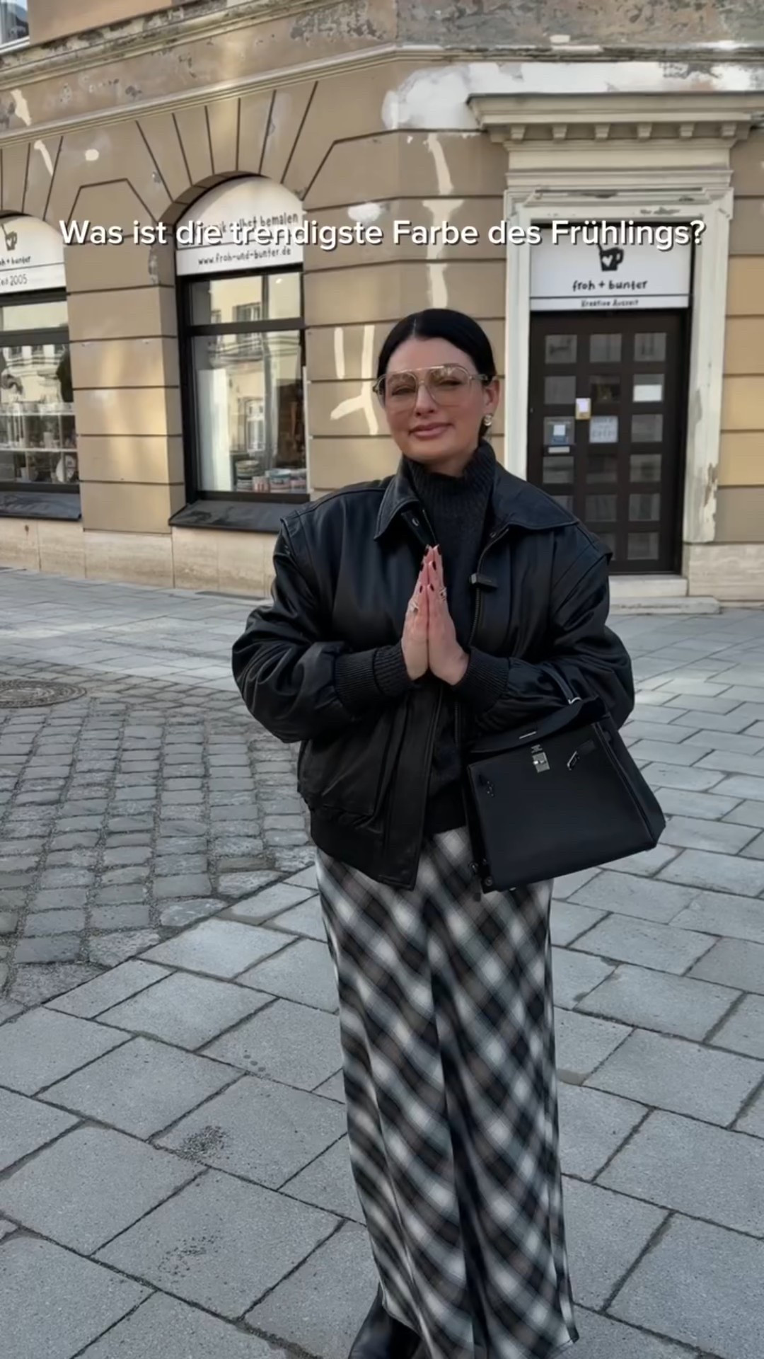 Hellblau („Iced Blue“) die trendigste Frühlingsfarbe für 2026. Am besten steht sie kühlen und hellen Farbtypen. Bei sehr warmen Hauttypen mit goldenen Untertönen kann reines Hellblau etwas blass wirken – hier helfen warme Akzentfarben wie Creme, Karamell oder Beige. Mit der richtigen Kombination kann Hellblau jedoch grundsätzlich jedem stehen. #farbkombination #stylingtipsandtricks #stylingstips #farben #styles