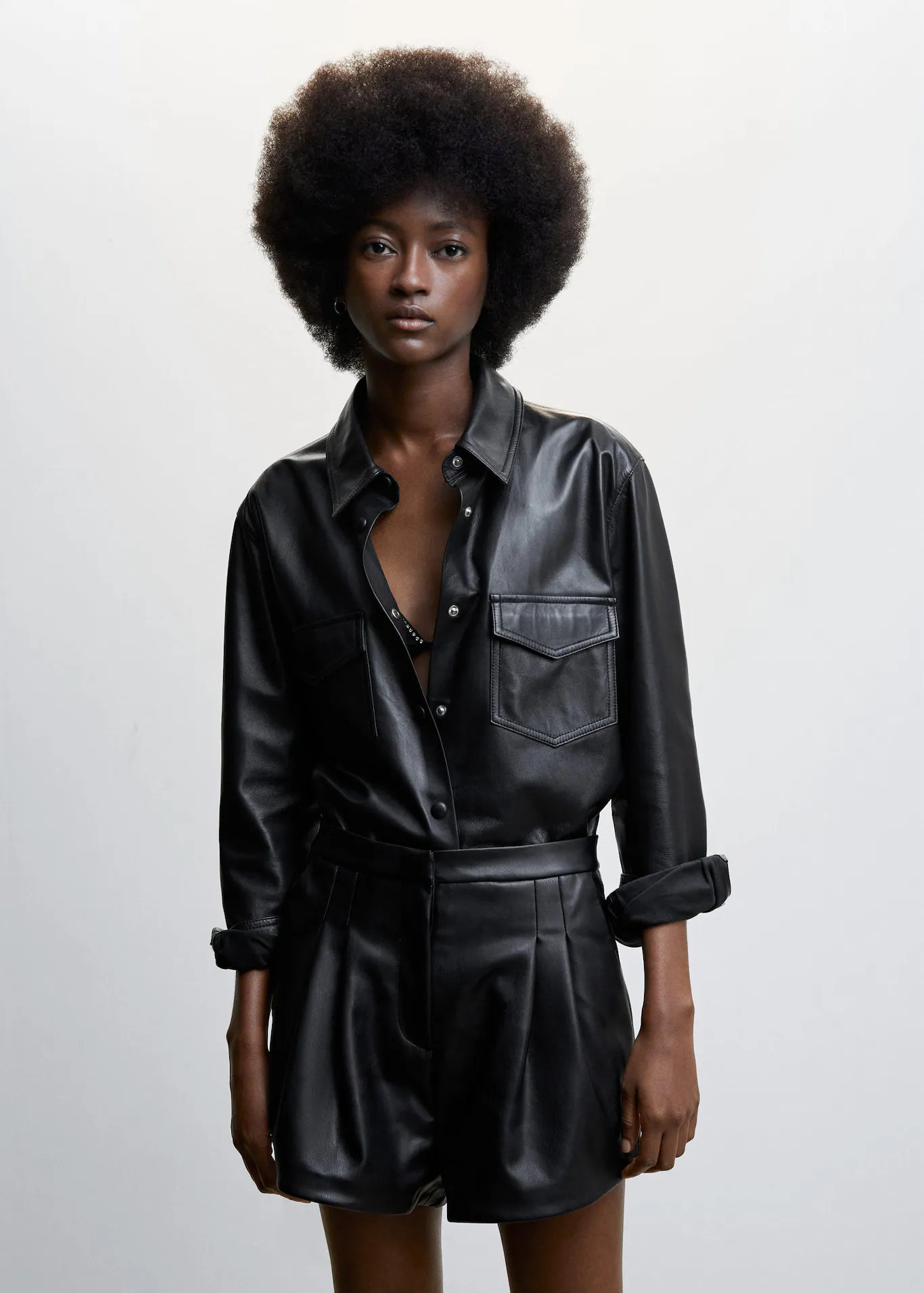Skin-effect pleated shorts | MANGO (US)