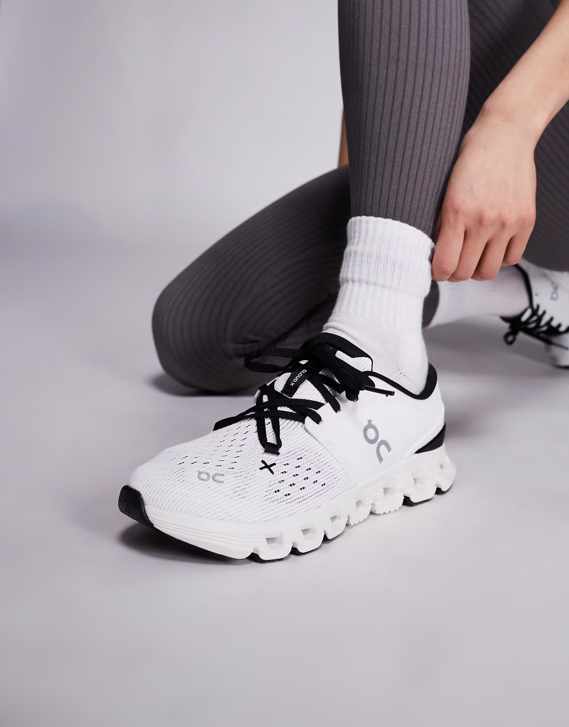 ON Cloud X 4 training trainers in white and black | ASOS (Global)