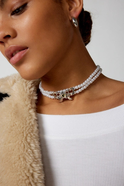 Ivey Textured Bow Pearl Choker Necklace | Urban Outfitters (US and RoW)
