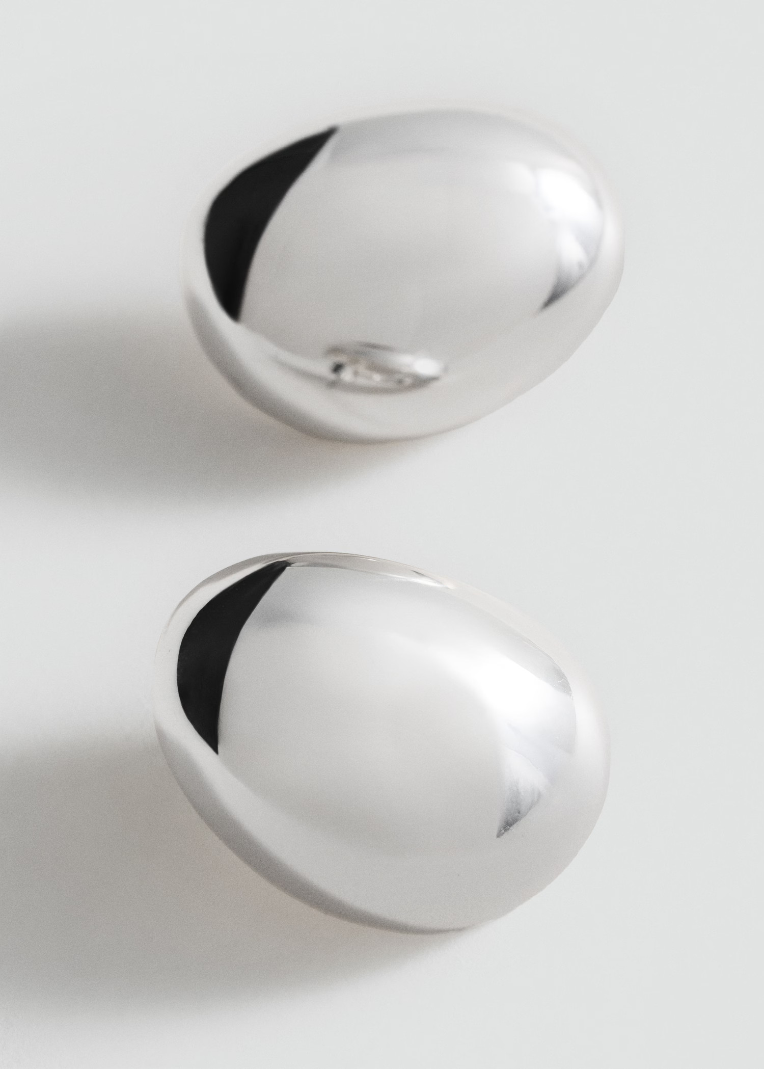 Round volume earrings - Women | MANGO United Kingdom | MANGO (UK)