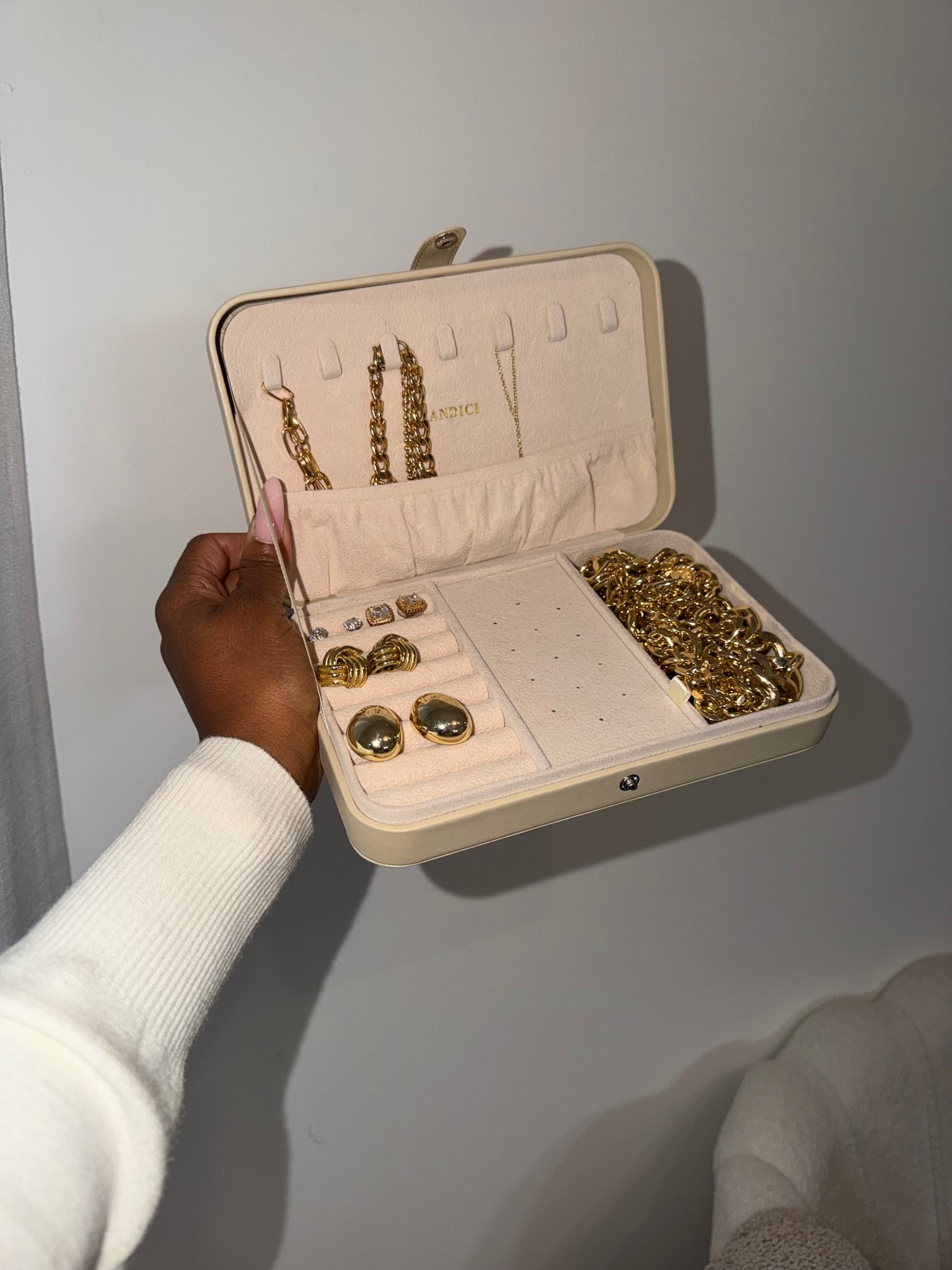 Scroll to shop! ✨ My travel jewelry case. Everything is linked below.👇🏾

Desliza para comprar. ✨ Mi estuche de viaje para joyas.

📲 Download the free LTK app & follow me @kirasfashionfinds to shop all my daily finds.

#LTKTravel #LTKgrwm #LTKvlog