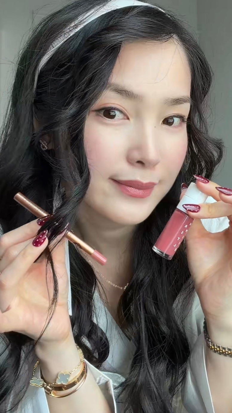 Combo chì kẻ môi và lip oil hiện tại mình đang dùng: chì kẻ môi màu pillow talk và lip oil màu số 5 Rose kola

#LTKstyletip #LTKasia #LTKbeauty