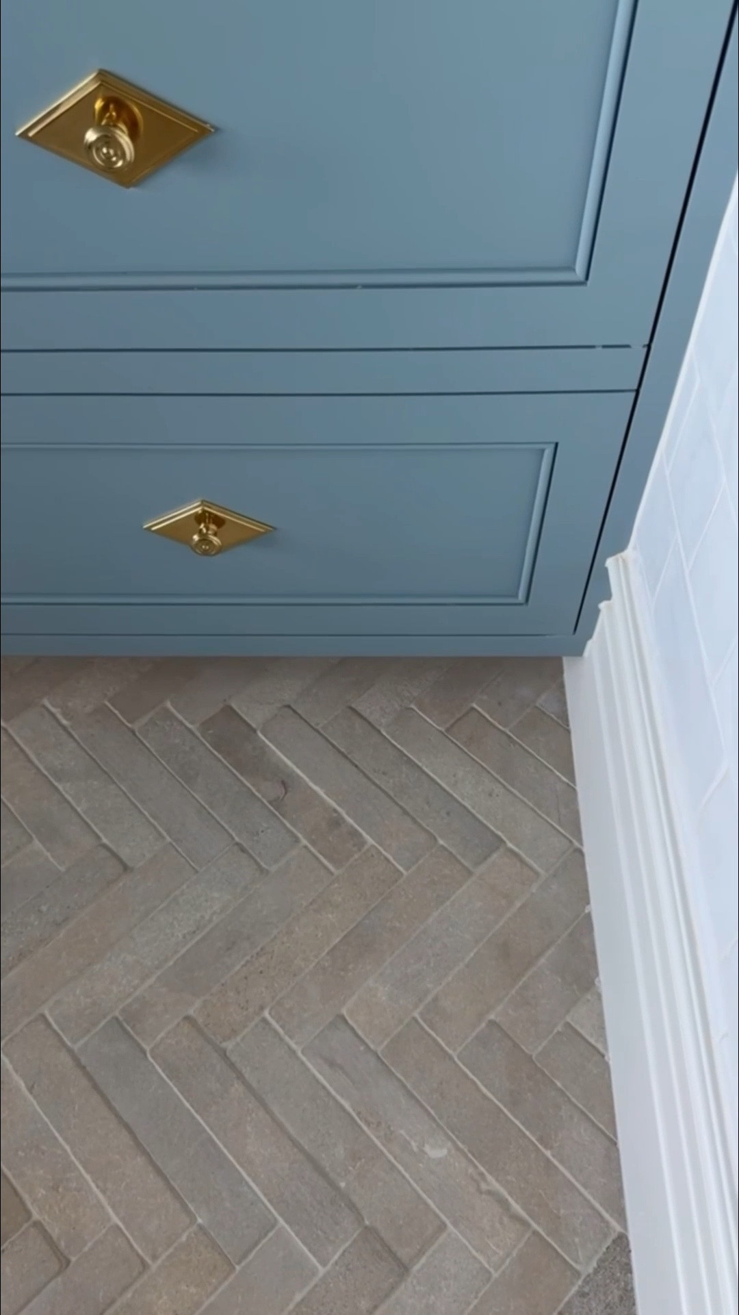 Hardware with back plates… loved seeing this style in so many parade homes this year! ￼

#LTKHome