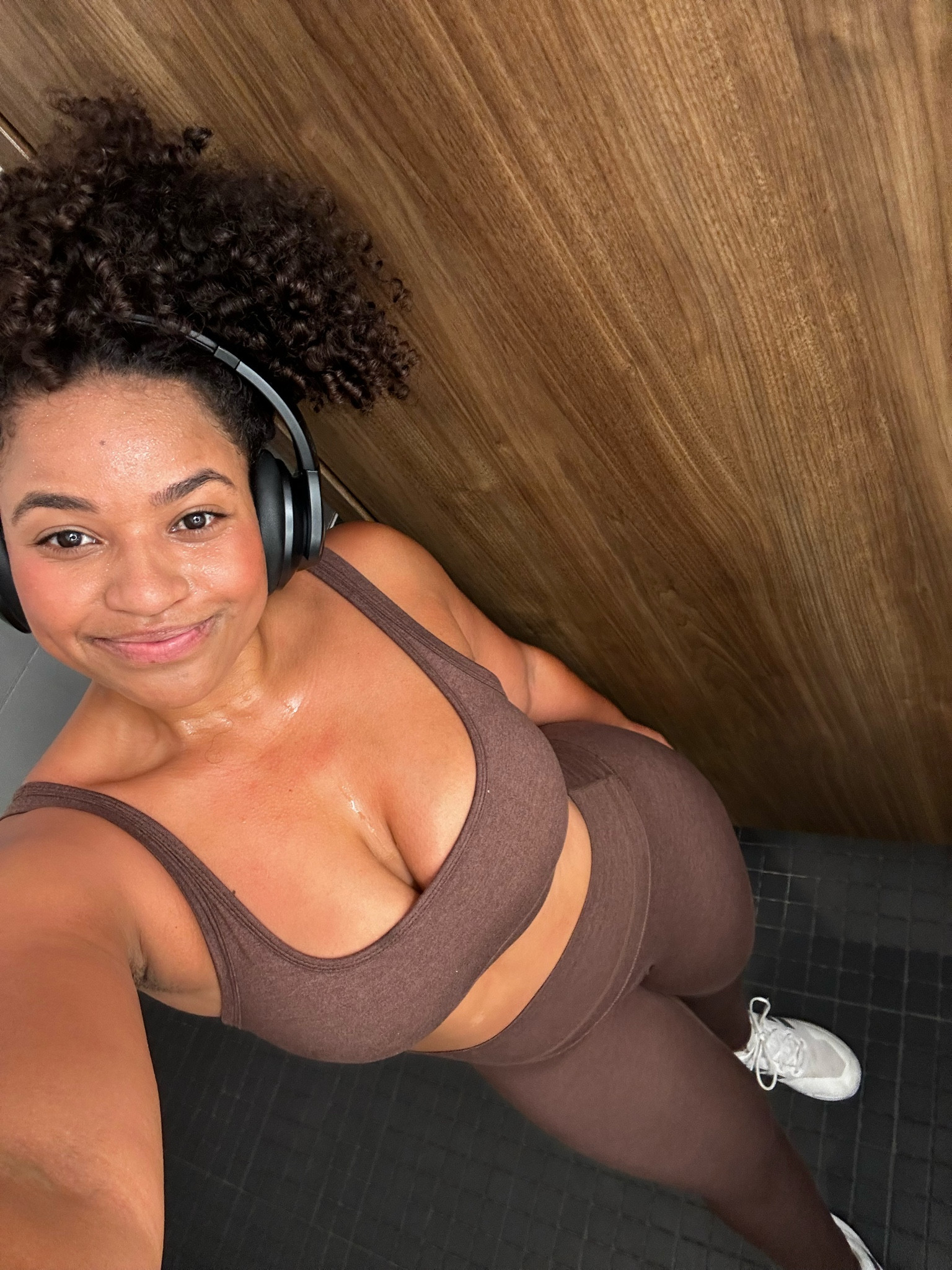 This brown workout set is SO COZY and buttery soft!! I LOVE IT!!! Most of my activewear is from P’tula now because they have the cutest and softest items!! + I love the hidden scrunch in the leggings! I’m wearing a size medium 

#LTKFindsUnder100 #LTKActive #LTKSeasonal
