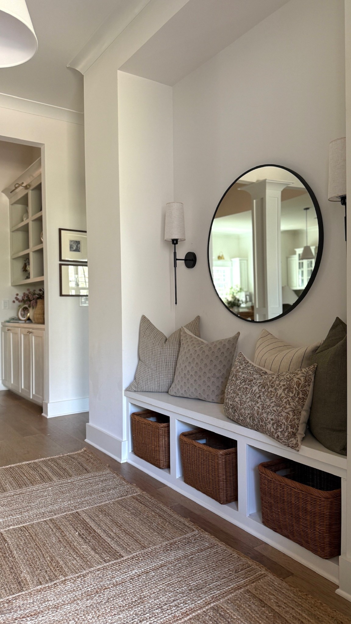 A simple entryway but make it functional and pretty! 🙌🏻

#LTKHome #LTKSeasonal