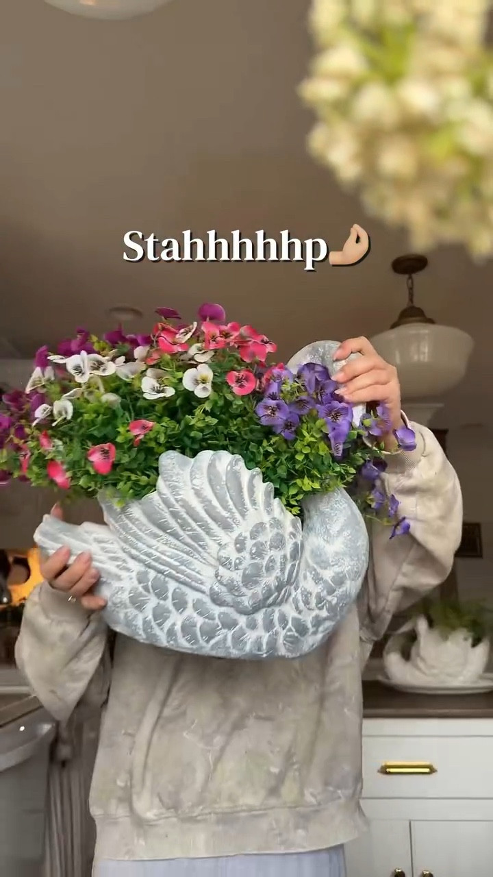 Spring is here! I've got the cutest floral essentials for your home . #fauxflowers #amazonfinds #cottagecoreaesthetic #springflorals #porchdecor