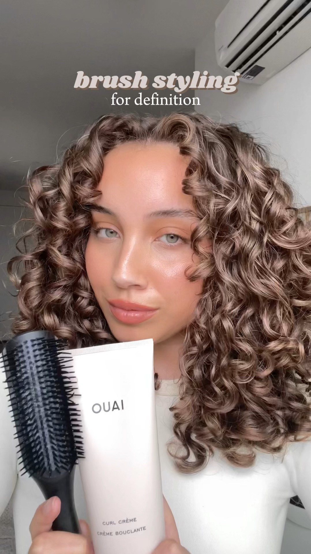 I tried brush styling my curls and I love it. Of course using OUAI’s curl creme for shine and definition. 🙌🏽