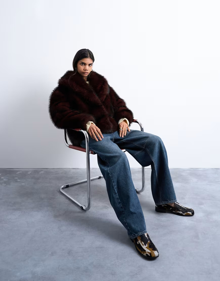 Abrigo burdeos oscuro de corte cuadrado con cuello estilo esmoquin de piel sintética de Topshop-Rojo | ASOS (Global)