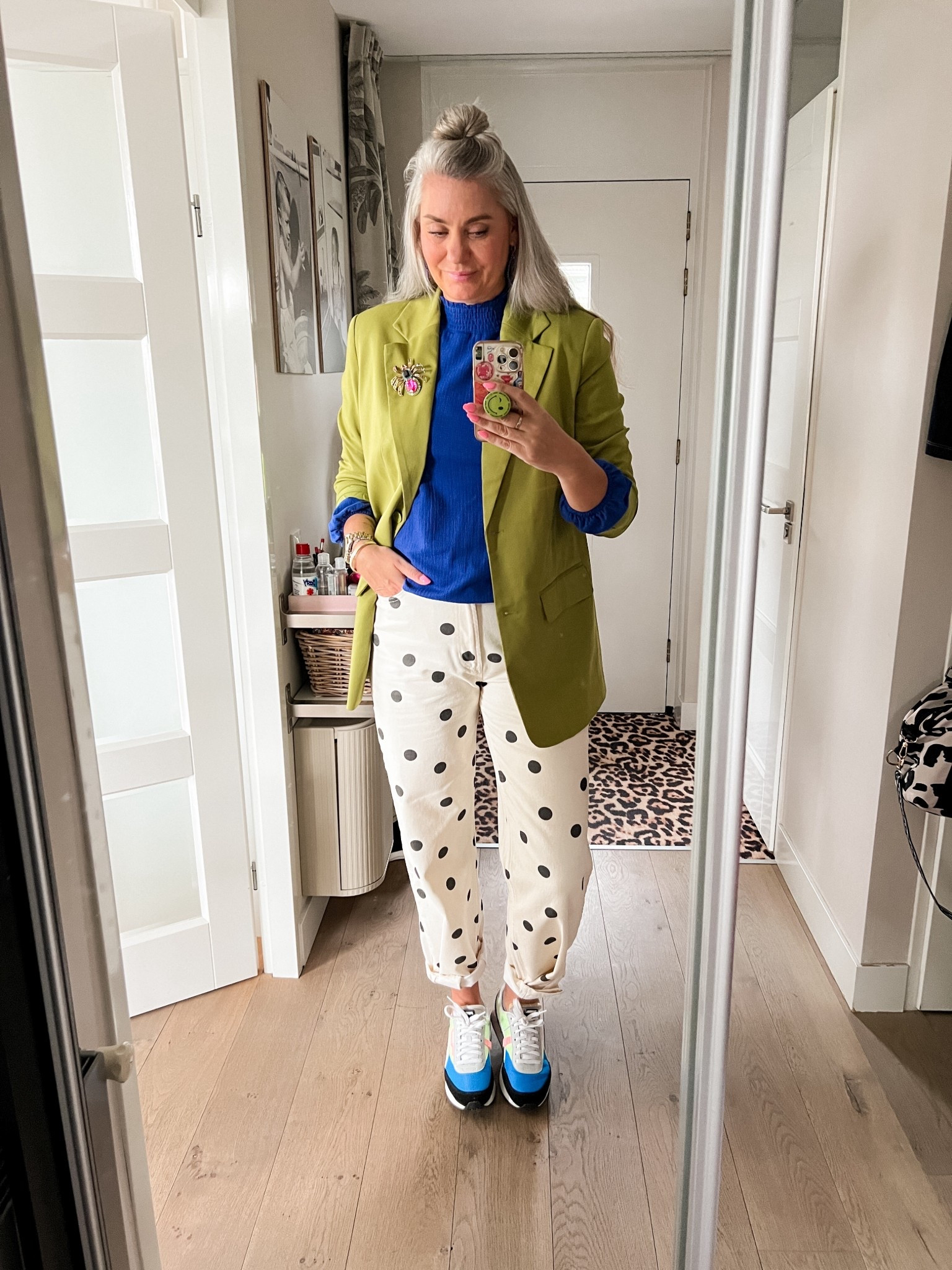 OOTD - Dinsdag. Limoengroene oversized blazer (42), kobaltblauwe blouse (Norah, 38), polkadot jeans (42), kleurrijke broche en sneakers. 



#LTKMidsize #LTKOver40 #LTKTall