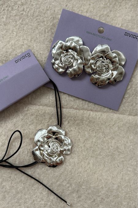 Silver so good… especially when it’s combined with one of my favourite trends - oversized, 3D florals. Loving these from H&M 🩶
Flower lariat necklace | Silver accessories | NYE outfit ideas | Bold statement earrings | Christmas accessories 

#LTKGiftGuide #LTKU #LTKMostLoved