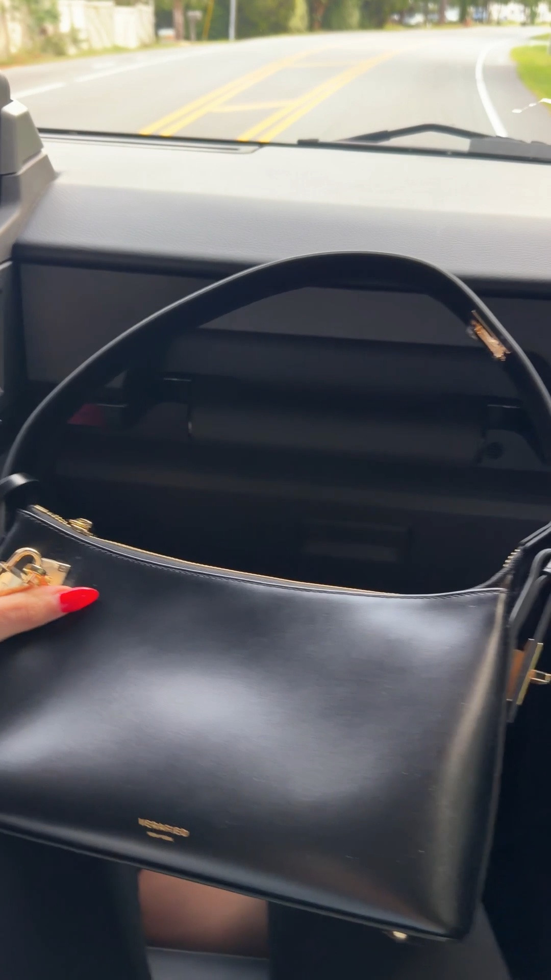 I love the 90s vibes of this bag ￼

#LTKootd #LTKdayinmylife #LTKgrwm