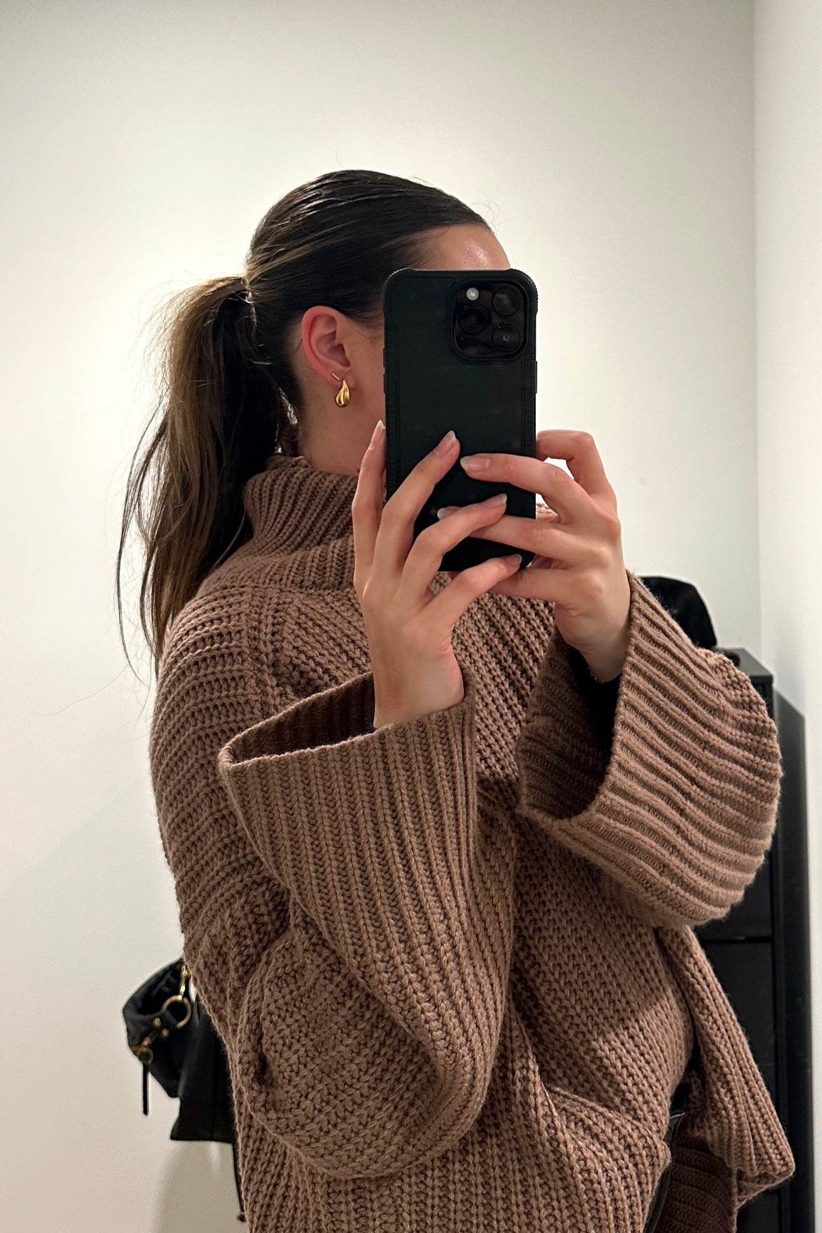 Oversized sweater + gold earrings 

#LTKfindsunder100 #LTKSeasonal