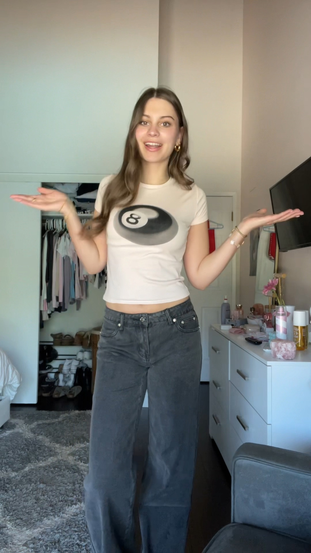 Top is a size small and isn’t in stock on the pacsun website so I linked a different color! You can probably find it on the edikted website and use my code “EMMALORRA10”
Jeans are also from edikted size small! 