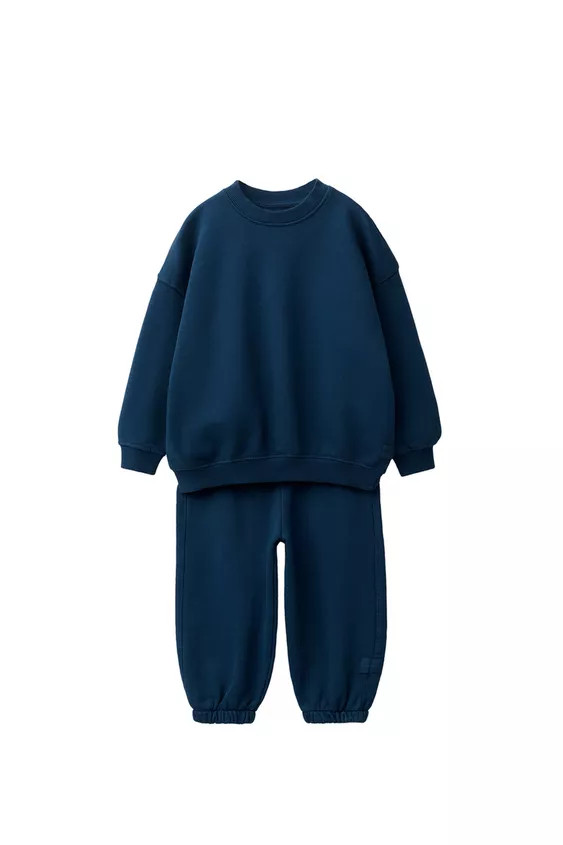 Zweiteiliges Set. Sweatshirt mit Rundhalsausschnitt und langen Ärmeln. Rippenbündchen. Jogger-H... | Zara DE