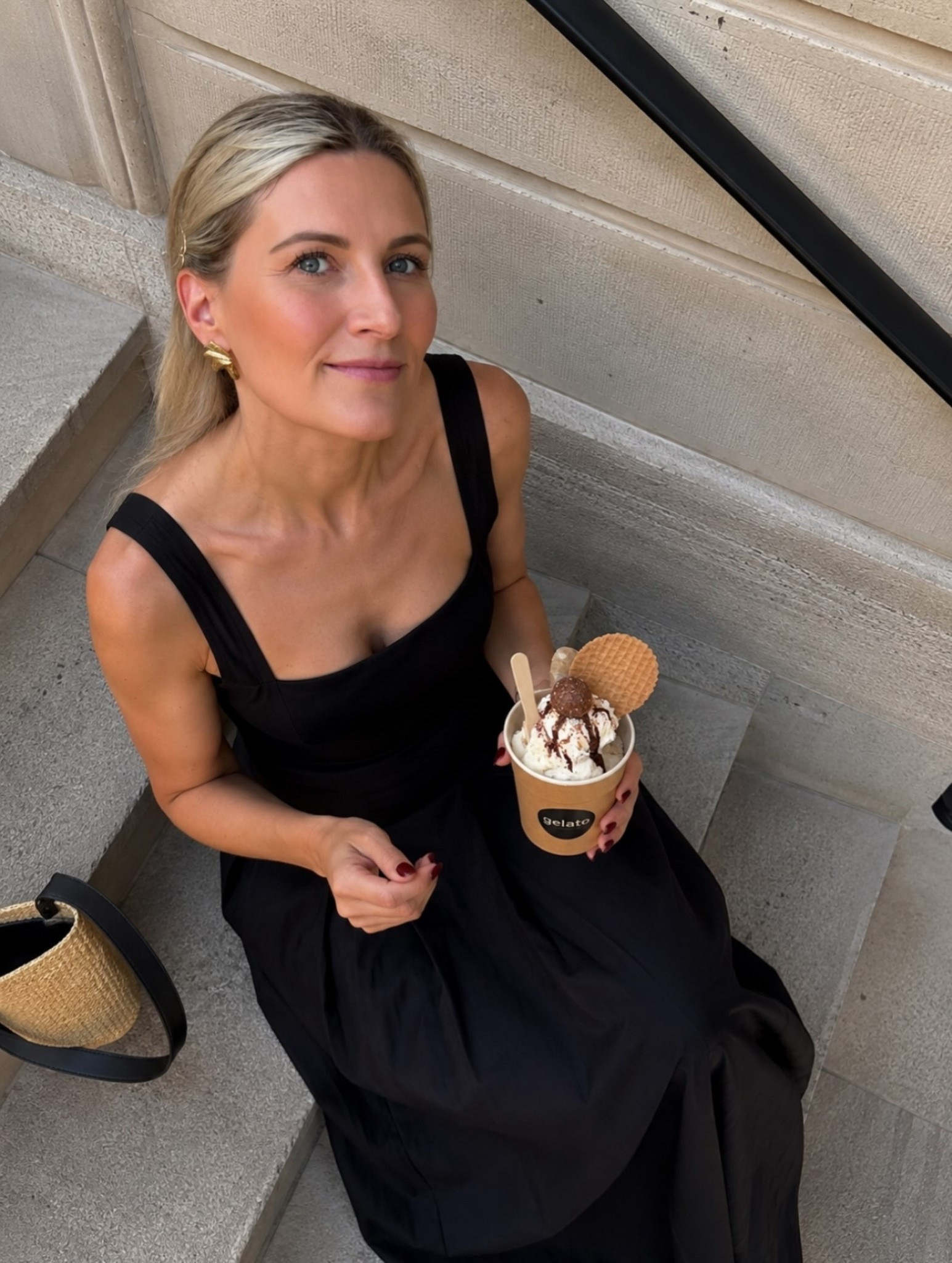 Sun ☀️ & ice cream 🍦 who needs more?

#summerday #icecreamlovers #ootd #outfitinspo