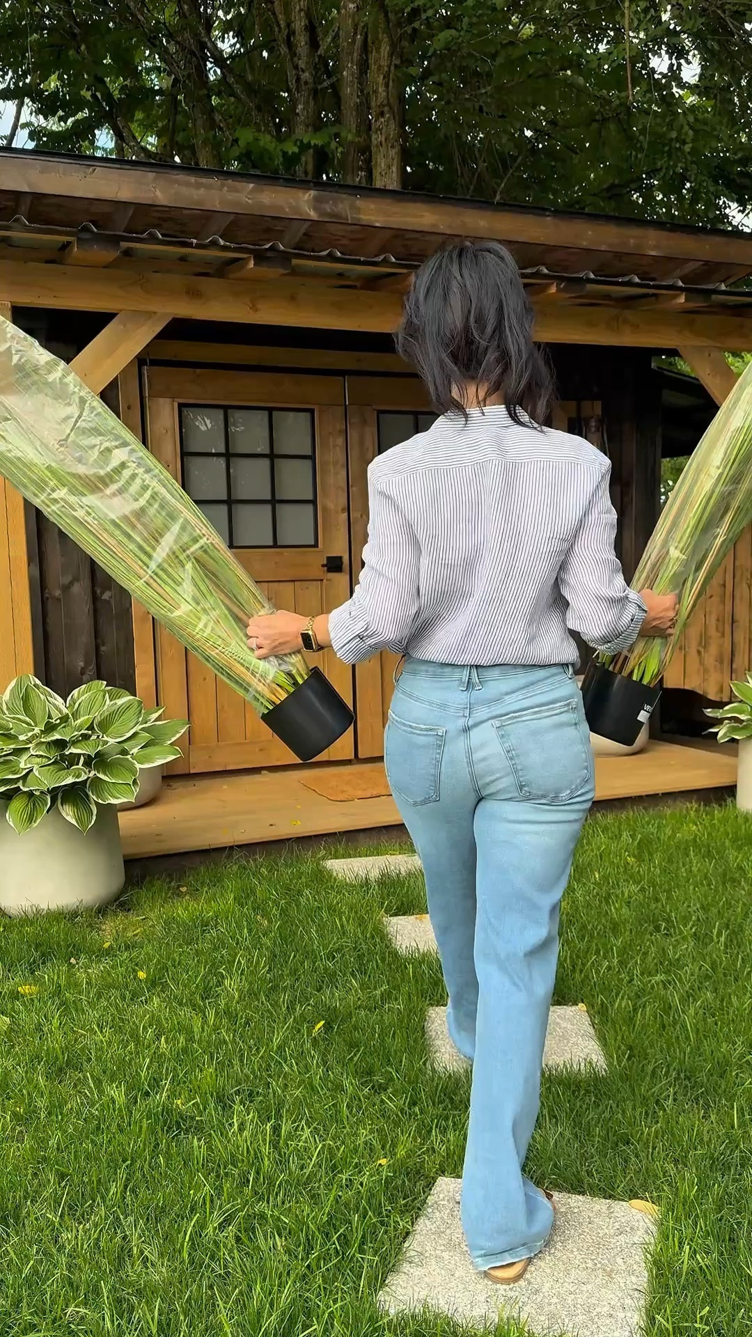 I can’t get over how realistic this faux grass is. A perfect summer touch for my garden shed✨