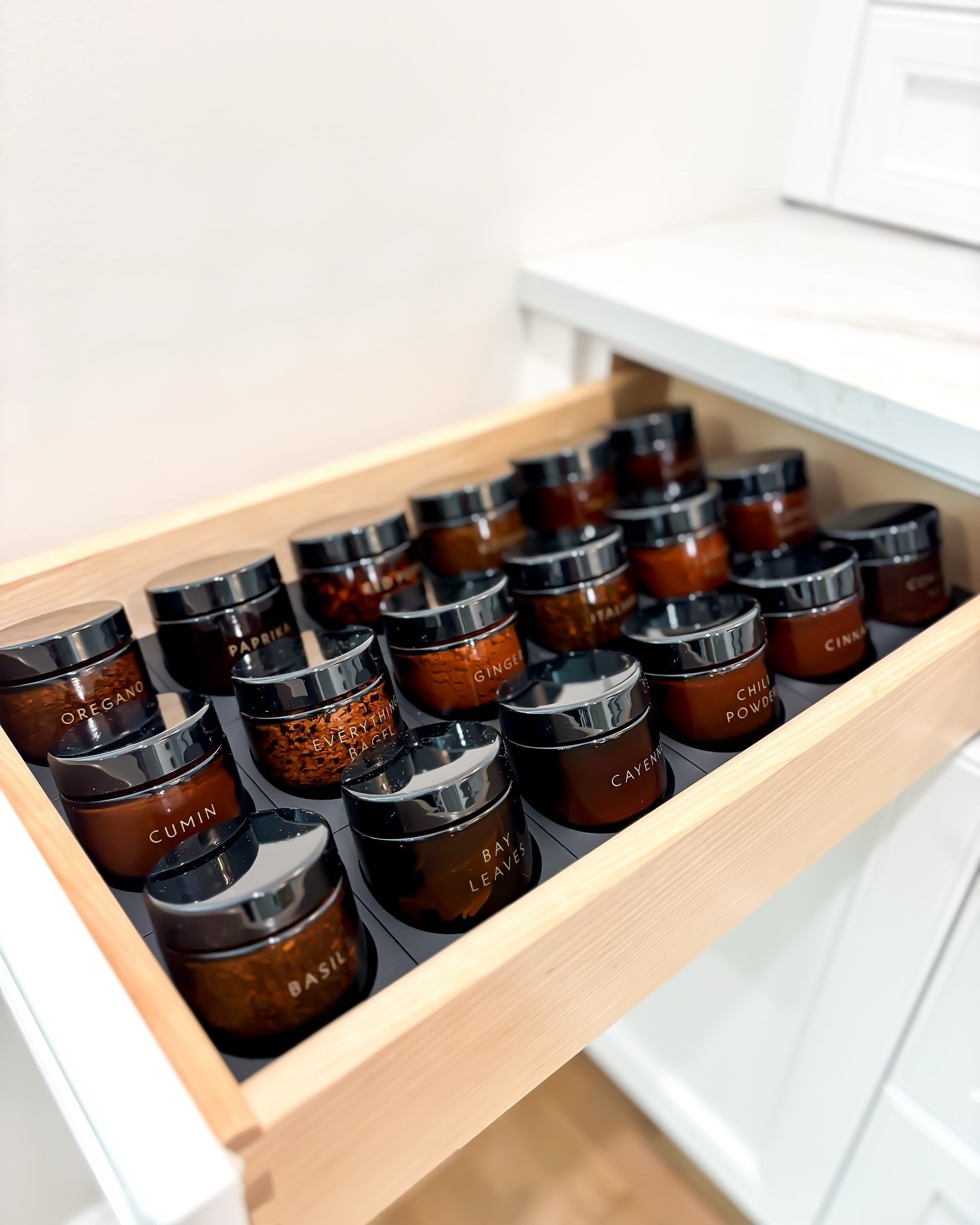 3 reasons we love Evermill Spices 🧂

	1.	Organic, high-quality blends,
	2.	Sleek, refillable jars that cut clutter,
	3.	A pro organizer’s dream—labeled, uniform, and space-saving

@evermill