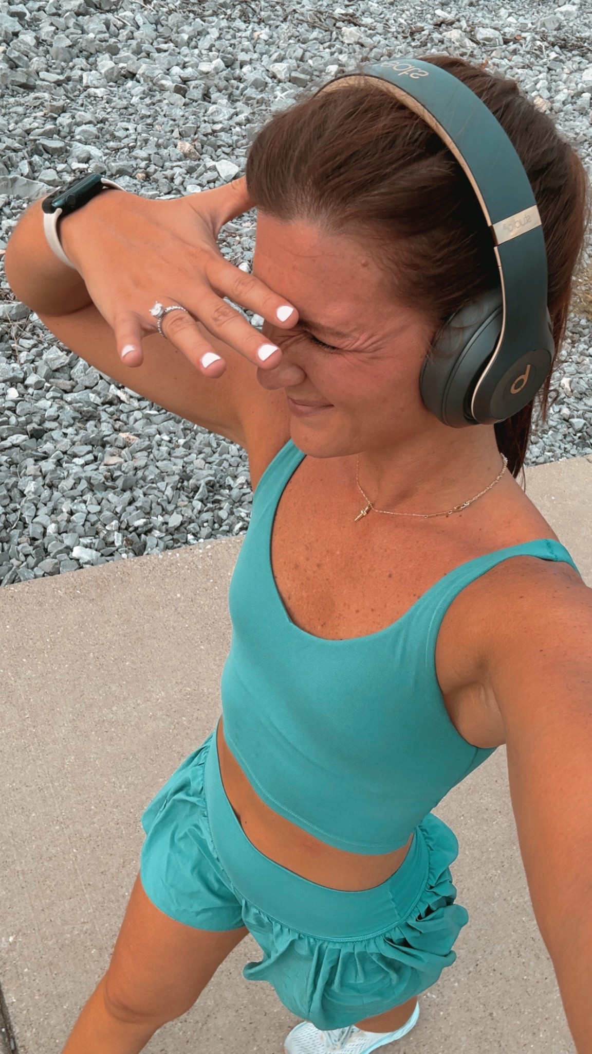 aerie workout sets are unmatched- affordable + great quality 

plus I LOVE my noise cancelling headphones

#LTKFindsUnder50 #LTKU #LTKActive