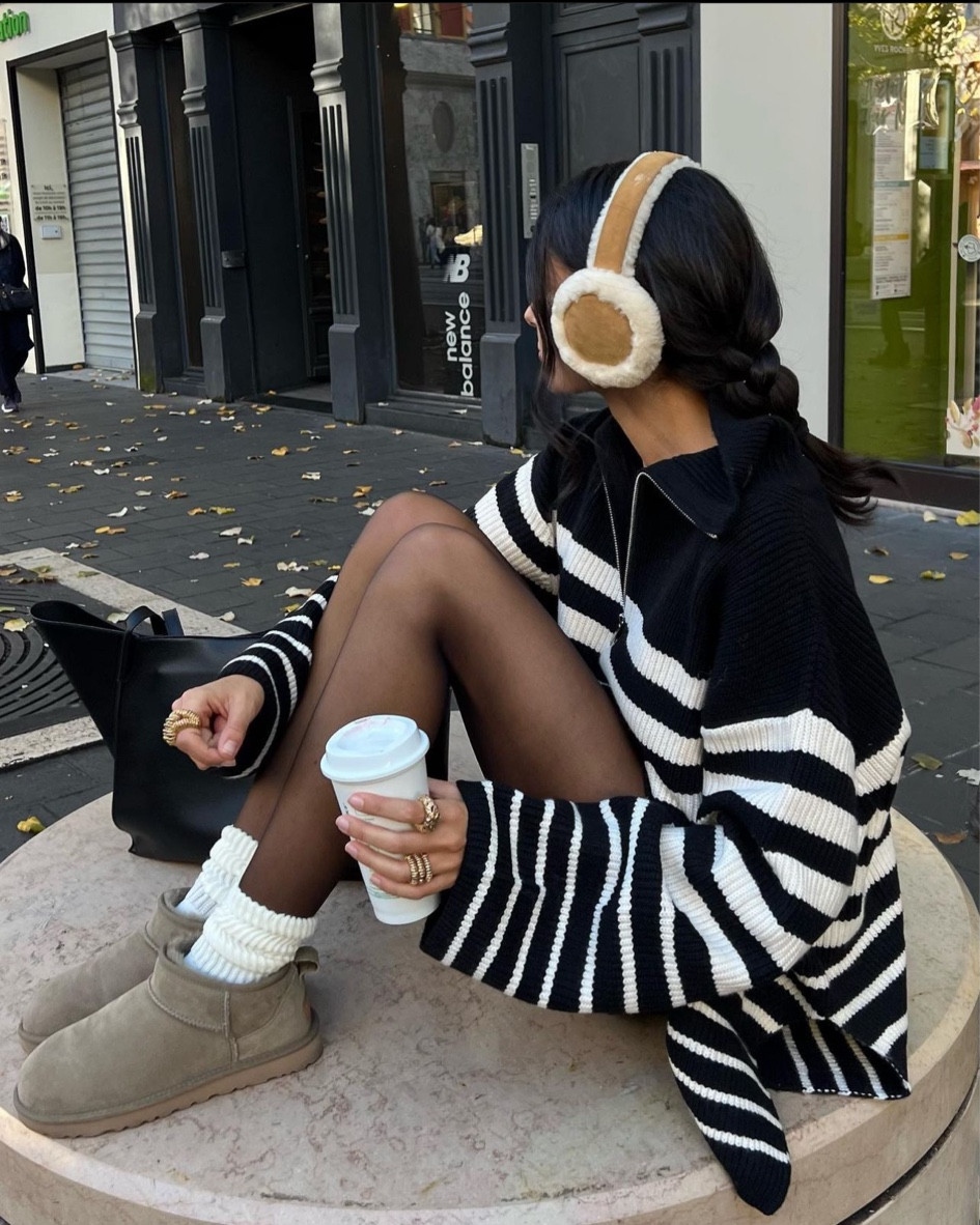 Pull en maille côtelée à col zippé H&M, UGG mini taupes, chaussettes hautes blanches

#LTKstyletip #LTKCyberSaleFR #LTKshoecrush