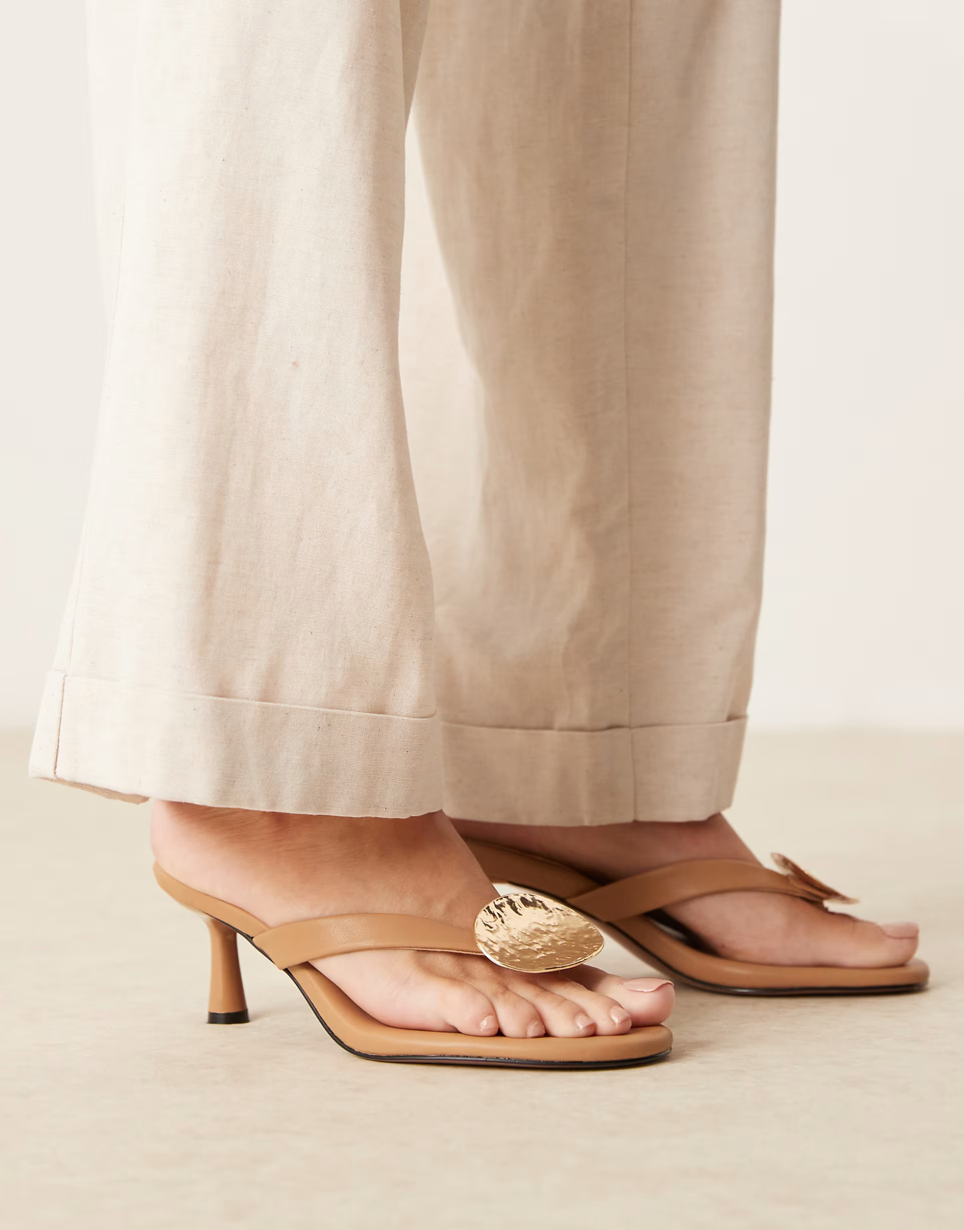 ASOS DESIGN - Heated - Sandales à talon mi-haut avec entredoigt et détail métallique - Camel |... | ASOS (Global)