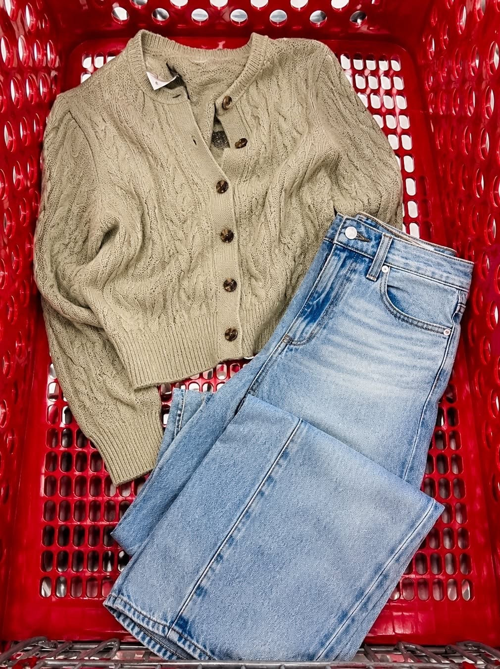 You're going to LOVE this Target cardigan! It's comfy, flattering, and can be worn as a sweater or cardigan. Plus those jeans😍