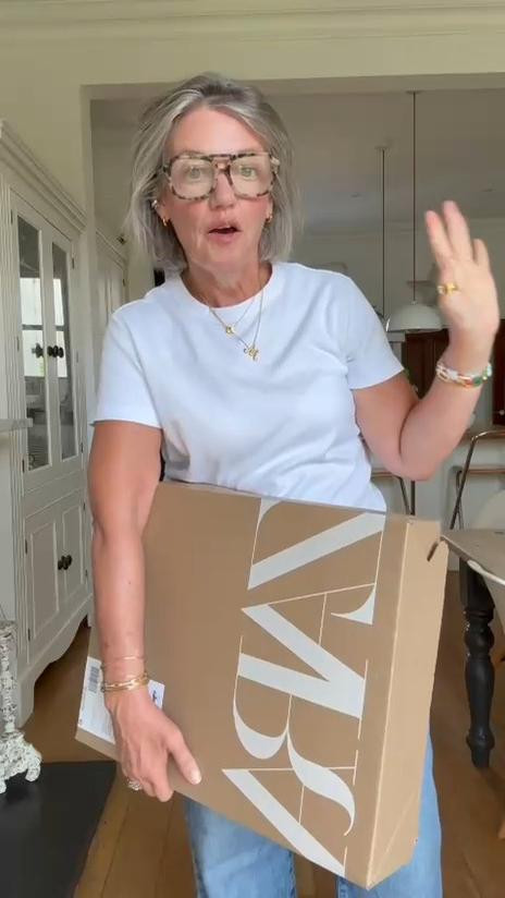Unpacked my Zara order with me! 📦
COTTON CULOTTES size Large 
COTTON BUTTON-UP SWEATSHIRT size Large
LINEN BLEND OVERSIZE SHIRT WITH FROG FASTENING size large for a generous fit/medium was a similar size 
SAROUEL TROUSERS size medium they were too small!
COMBINED SAROUEL TROUSERS size medium fitted 
ASYMMETRIC RUFFLED TOP size large
COTTON DRAWSTRING BERMUDA
SHORTS size large/ top large but didn’t fit. 
Red dress size medium 




Zara new in, Zara haul, summer haul, autumn haul, co ord, matching set, chic summer outfits, airport outfit, satin shirt, bermuda shorts, transitional dressing, balloon trousers, sarouel trousers, summer top outfit, basic t shirt, minimal summer dressing

#LTKuk #LTKsummer #LTKtravel