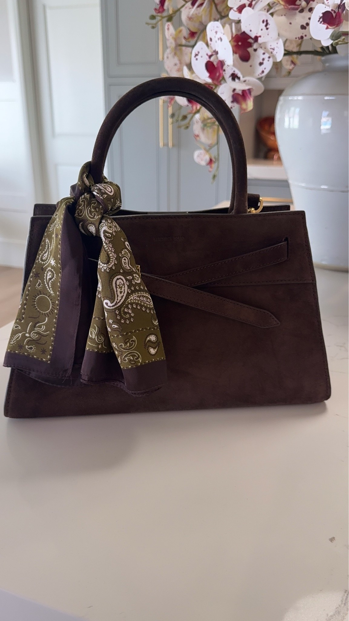 I dressed up my Veronica beard bag with a scarf I found in Jackson hole this weekend.

#LTKSaleAlert