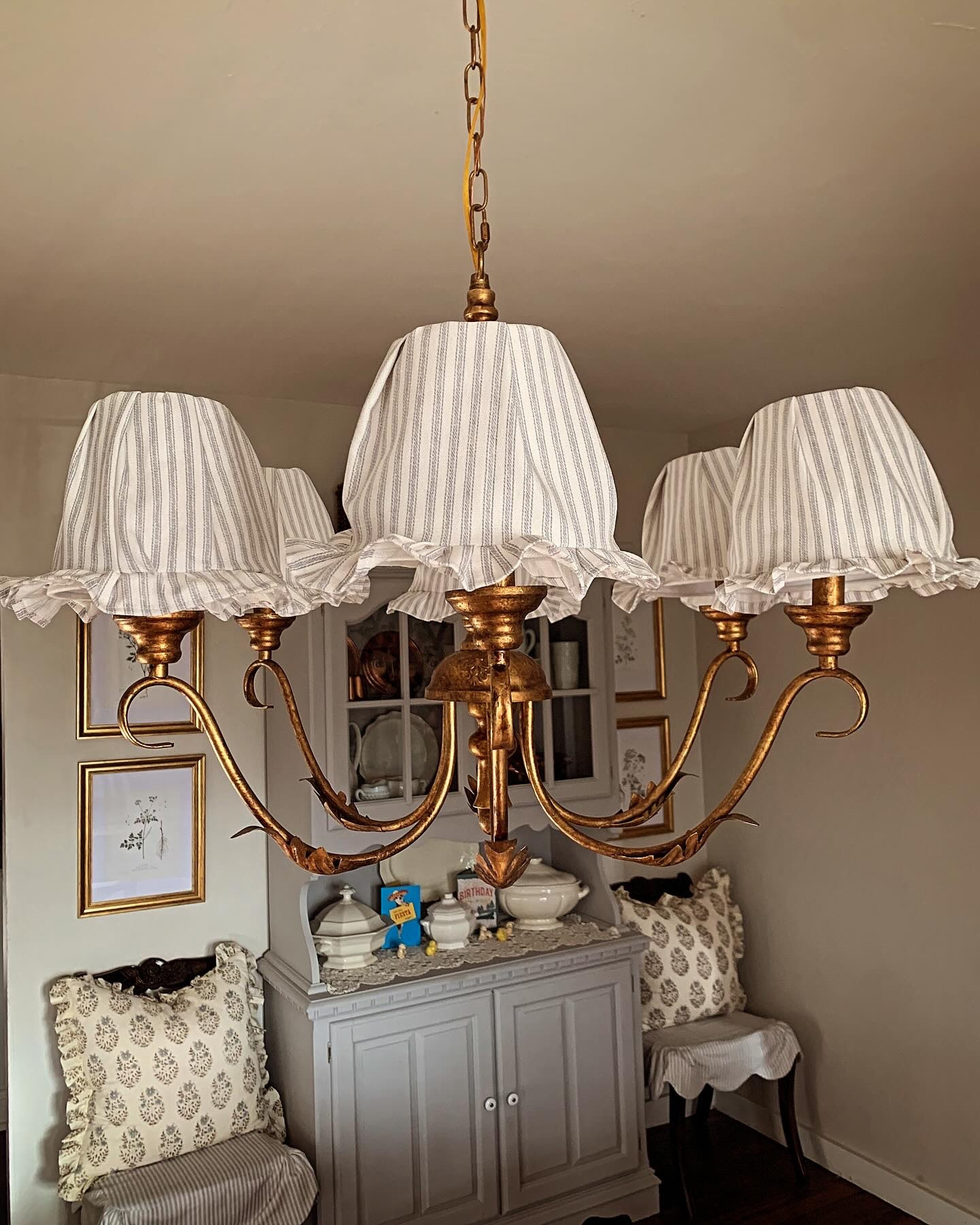 My mother-in-law and I made these custom shade covers to match the chair seat covers we made a while back. I love how the stripes look agains the gold leaf chandelier (a Christmas gift from my husband❤️). Seeing the finished project is extremely rewarding. Sewing is something I could dabble in 🧵 

#sewing  #englishcottagestyle #englishcottage #frenchcountry #frenchcountrystyle #frenchcountrydecor #cottage #acnhcottagecoreinspo #cottagecoreaesthetic #ａｅｓｔｈｅｔｉｃ #homedecor #homedecorating #homedecoration #diyhomedecor #diyhomeprojects