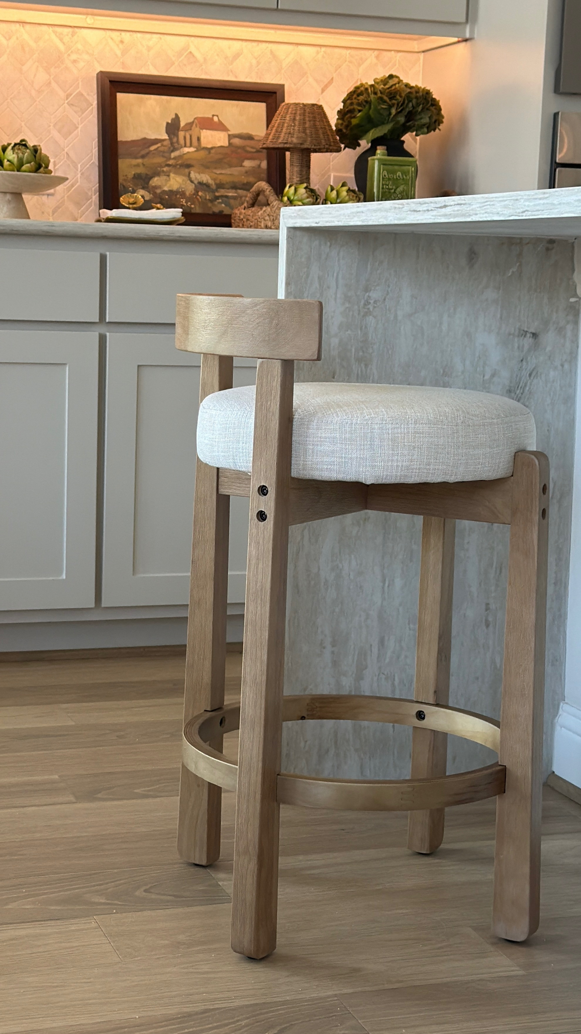 The perfect counter stool moment 🤎✨

#CounterStools #KitchenInspo #KitchenDecor #HomeDecor 

 #LTKHome
