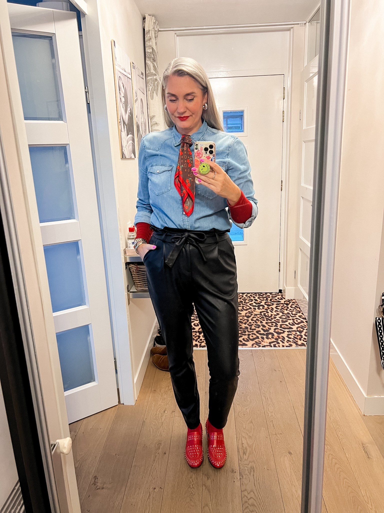 OOTD - Dinsdag. Imitatieleren broek in paperbag model, rood shirt lange mouw in cashmere blend onder een heren spijkerblouse via de kringloopwinkel (H&M, maat M), rode sokken en rode loafers en een sjaaltje als stropdas. 



#LTKnederlands #LTKFashionMonth #LTKeurope