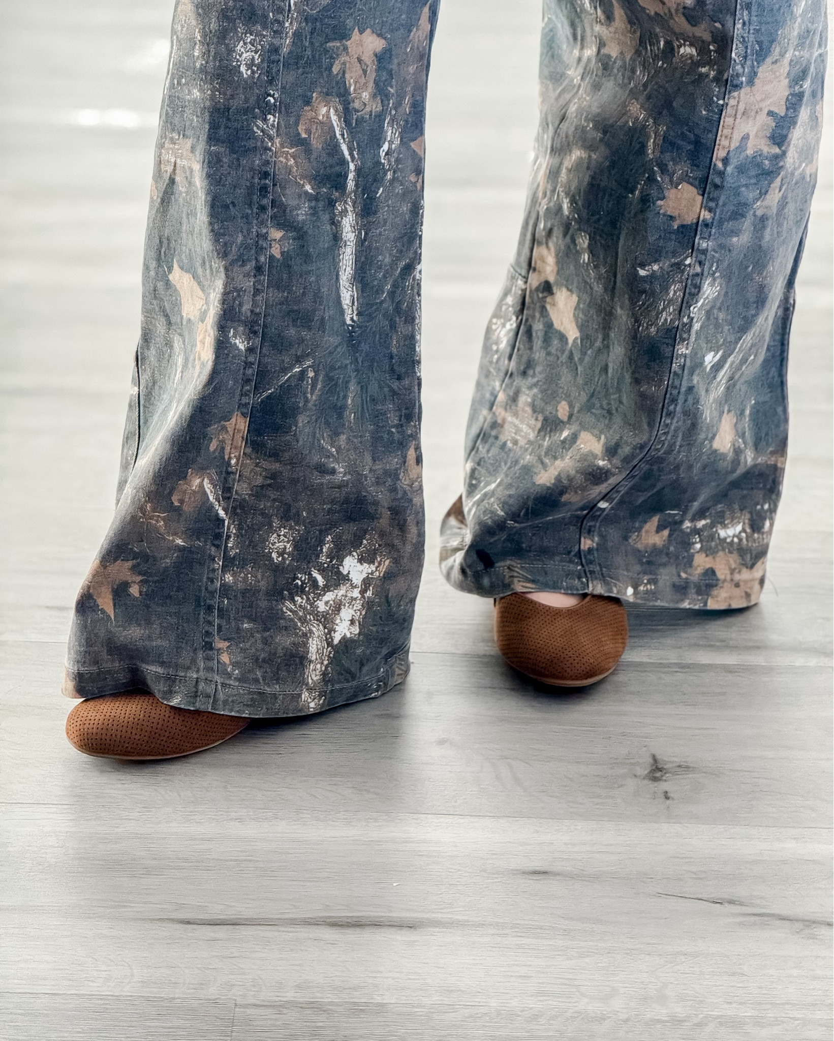 These gorgeous Double-Strap Mary Jane Flats are the perfect mix of timeless charm and modern comfort.
Designed with an elegant faux-suede upper, the subtle perforated detailing adds texture and breathability while keeping the look polished. The faux-leather double-strap instep is finished with shiny metal buckles, giving these classics a chic, elevated feel. Finished with a memory foam insole, they’re as comfortable as they are cute—ideal for all-day wear.

These are one of those wear-everywhere flats that instantly make an outfit feel intentional—classic, comfortable, and totally on-trend.
I got my true size 7.5

How to Style:
• Pair with straight-leg denim and a fitted tee or cardigan for effortless everyday style
• Style with a mini skirt and tights for a feminine, trend-forward look
• Wear with tailored trousers and a cozy knit for a polished casual outfit
• Looks adorable with midi dresses for a soft, vintage-inspired vibe

mary jane shoes women • double strap flats • faux suede flats • perforated mary jane shoes • closed toe flats women • comfortable flat shoes • memory foam flats • classic mary jane style • trendy women’s flats • everyday flats women • fall mary jane shoes • spring flats women • casual chic shoes • affordable mary jane flats • work appropriate flats

#MaryJaneShoes #DoubleStrapFlats #EverydayFootwear #ComfortFirstStyle #ChicEveryday #ClassicModern #FallOutfits #SpringShoes #NeutralStyle #MinimalStyle #CapsuleCloset #MomStyle #CasualChicStyle #AffordableFinds #TargetFashion #OOTDEveryday #FlatShoeLove #TrendAlert

#LTKootd #LTKFindsUnder50 #LTKOver40