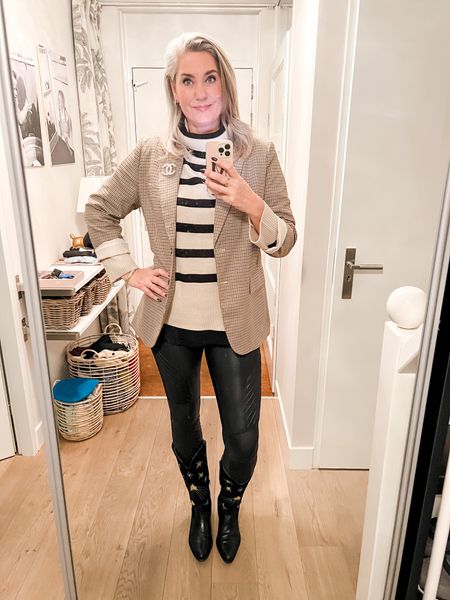 Outfits of the week 

Beige an black striped sweater (L) paired with my favorite plaid blazer (M) and Spanx moto leggings (size up). 

Sweater Hema. 
Boots DWRS 



#LTKeurope #LTKworkwear #LTKstyletip