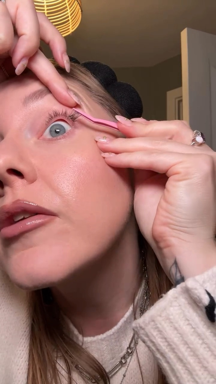 Pure chaos as always. 🤣

I do think these are a bit too full on for me so the search for more natural ones continues.

#falseeyelashes #falseeyelash #eyelashes #eyelashextensions #lashclusters #diylashes