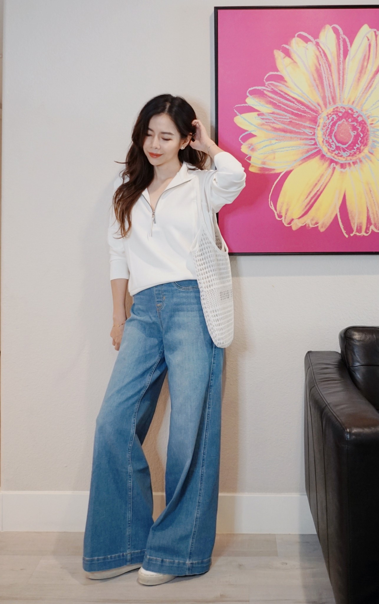 這件牛仔寬褲真的有點驚喜！ 來自 Spanx 的 Shape & EveryWear 系列，牛仔褲採用內建的 SPANX TummyTamer Tech™ 塑形技術，能針對腹部進行修飾，特別加強臀部的提升，再加上高腰和寬褲剪裁，整體不僅拉長腿部比例，更完美展現身形曲線！
現在可用85折+免運碼【PIECESOFCXSPANX】 
@Spanx #SpanxPartner 