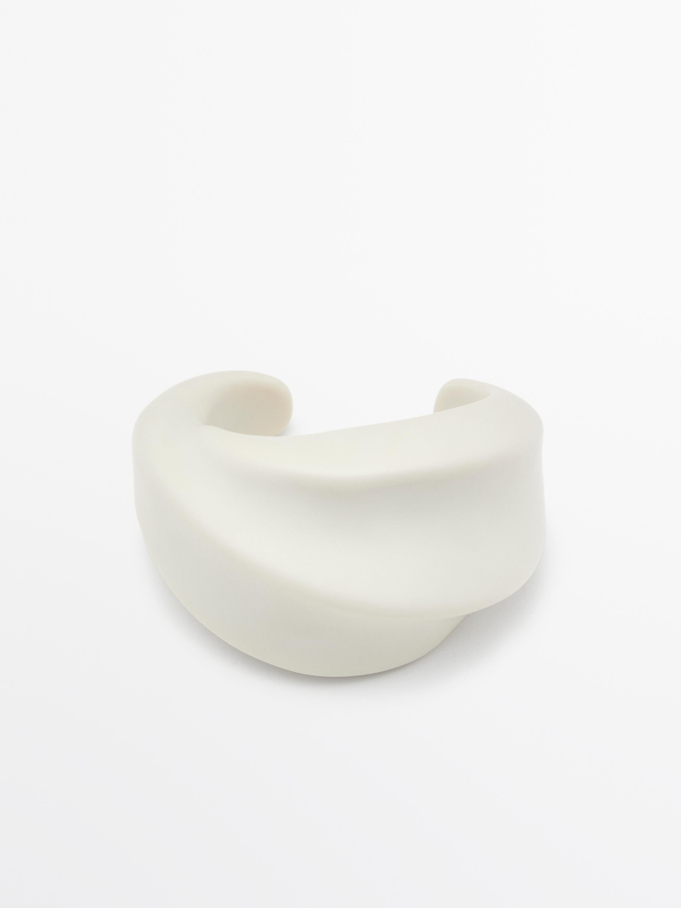 NEW IN VIEW LOOK
Wide moulded bracelet

 $160  Colour  Cream  Add to basket | Massimo Dutti US