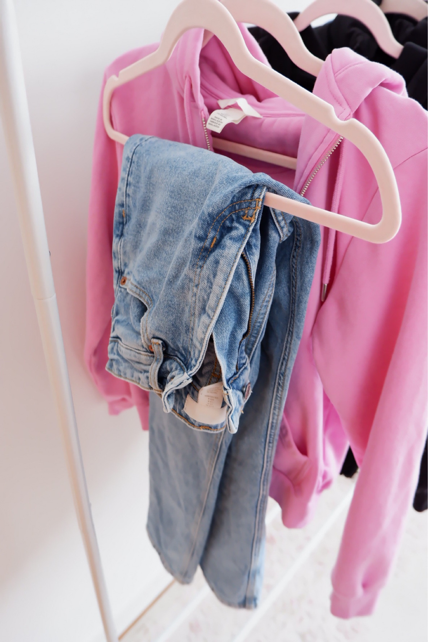 H&M mom jeans 
& pink hoody 


#LTKstyletip #LTKSeasonal #LTKfindsunder50