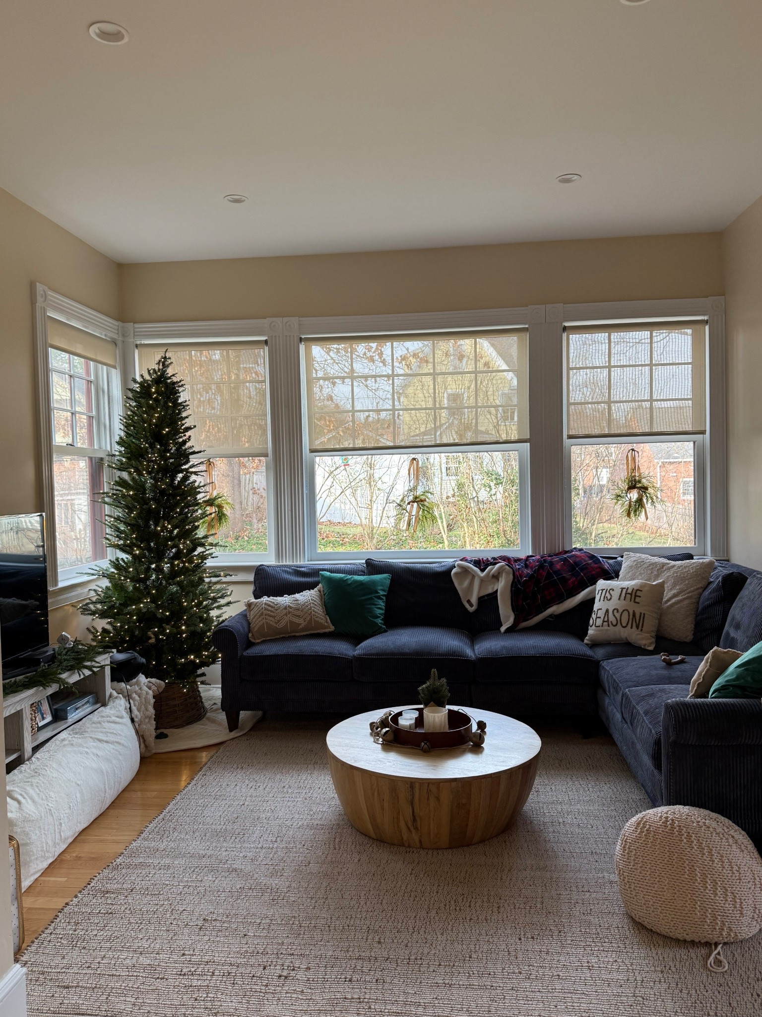 Christmas living room 🎄 

#LTKHome #LTKHoliday #LTKdayinmylife