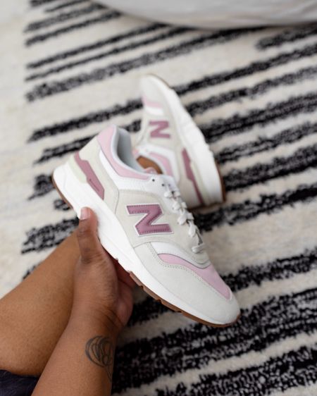 Pretty, Pink, and Comfortable!

I'm obsessed with my New Balance 997H's


#LTKmidsize #LTKshoecrush