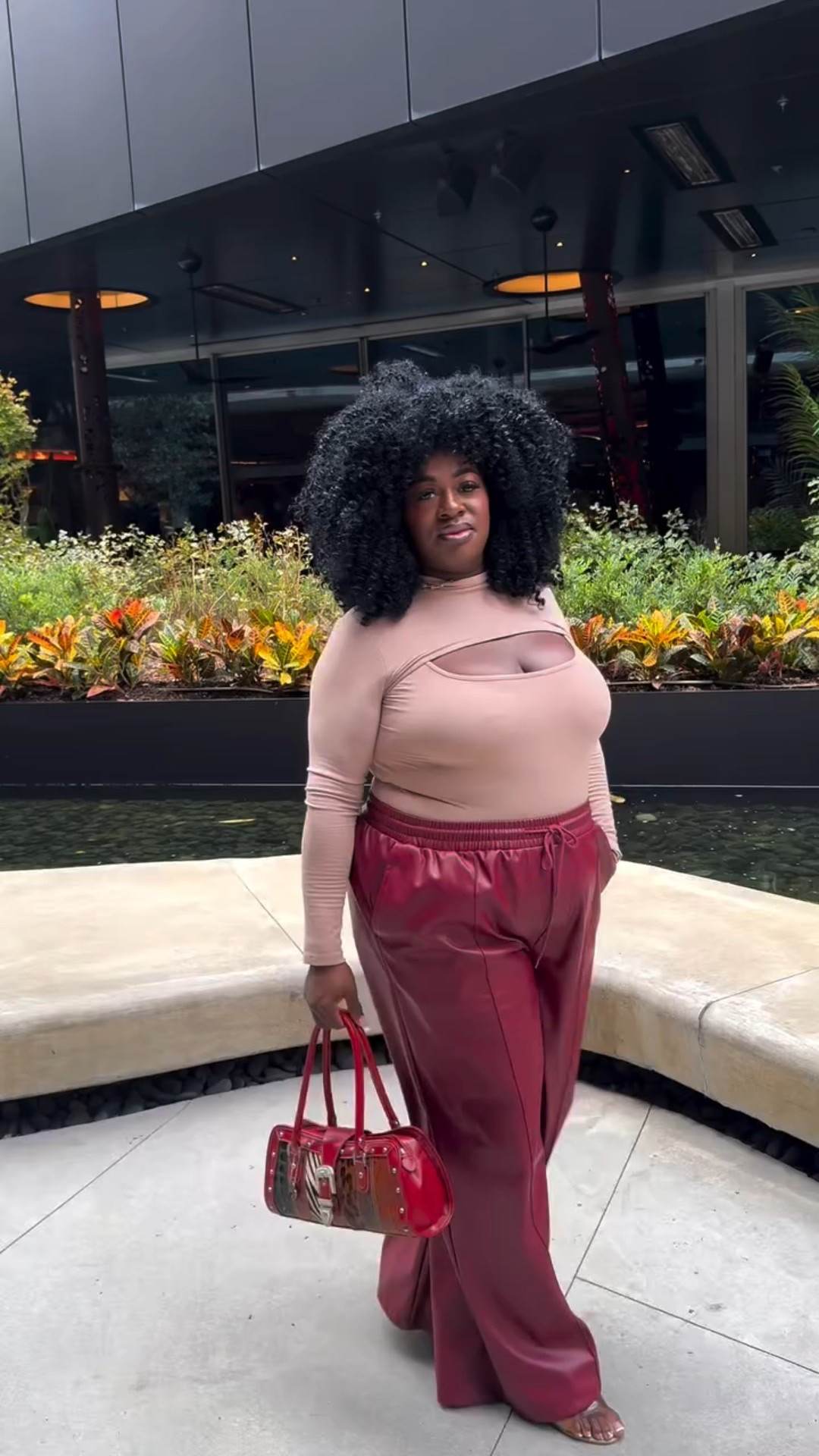 Fall looks are in 🍁✨ Serving sleek and chic in these faux leather pants from Boohoo — the perfect mix of edgy + cozy for the season. Style it up or keep it casual, either way you’ll turn heads 👀

#FallFashion #BoohooStyle #FauxLeatherFit #OOTD #FallVibes #ChicAndComfy #StyleInspo #BoohooBabe #FallOutfitGoals