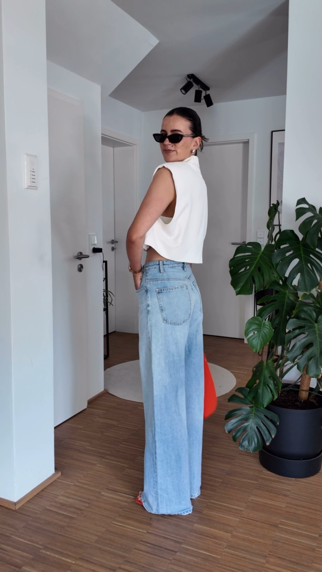 HEUTE GETRAGEN – Gartenparty bei 30 Grad 🌞
Weite Jeans, weite Blazerweste, offene Schuhe – ready!  Luftig, bequem und trotzdem nice 🌚 Ich liebe das Orange als Highlight dazu 🧡
Weste & Jeans - Zara | Top - black palms | Schuhe - Mango | Tasche - GOT BAG (Code: LISALX10) | Alternativen verlinkt 🫶


#LTKstyletip #LTKsummer