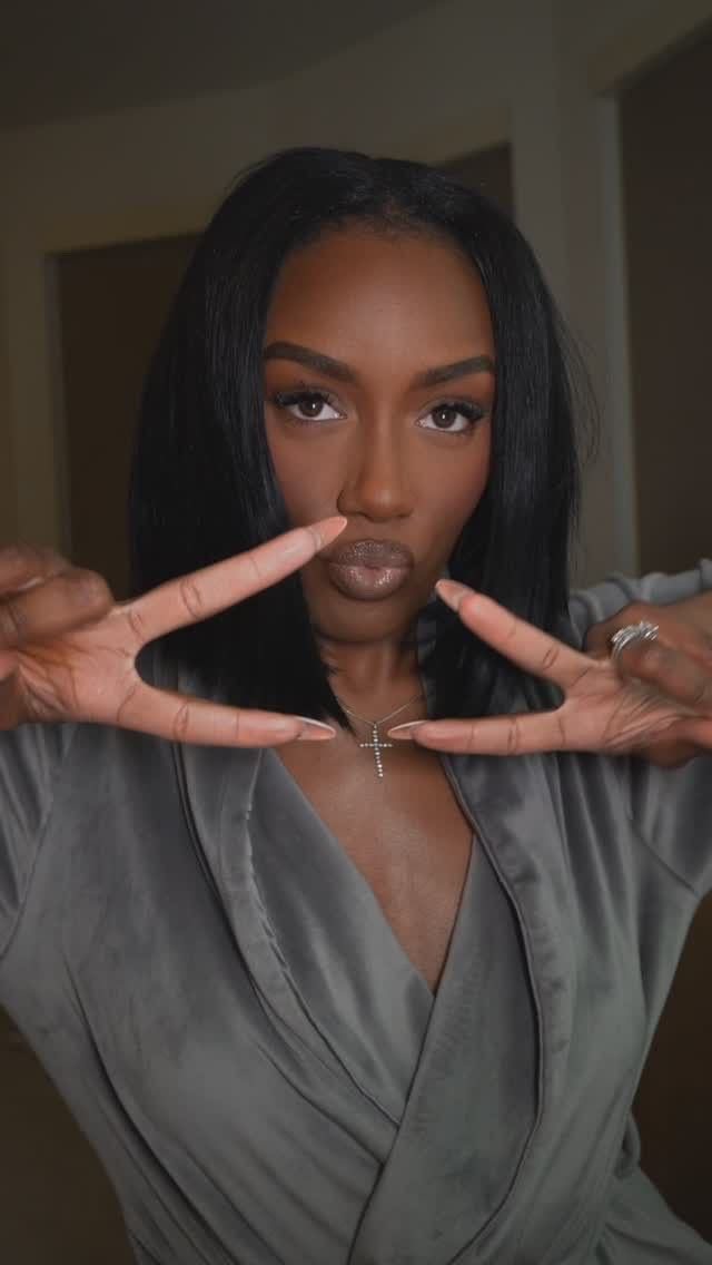 Wake up to makeup 💄 

Primer: @lauramercier 
Foundation: @danessamyricksbeauty 9
Concealer: @narsissist Amande
Cream Bronzer: @fentybeauty 
Blush: @rarebeauty Grace
Hydrating spray: @milkmakeup 
Brows: @benefitcosmetics 
Setting Powder: @charlottetilbury shade 3
Loose Setting powder: @lauramercier Translucent Honey
Powder Bronzer: @fentybeauty 
Setting sprays: @charlottetilbury & @onesize 
Lipliner: @makeupforever Limitless Brown
Lipstick: @uomabeauty Eartha
Gloss: @hudabeauty Honey
Blush: @toofaced Watermelon Rain