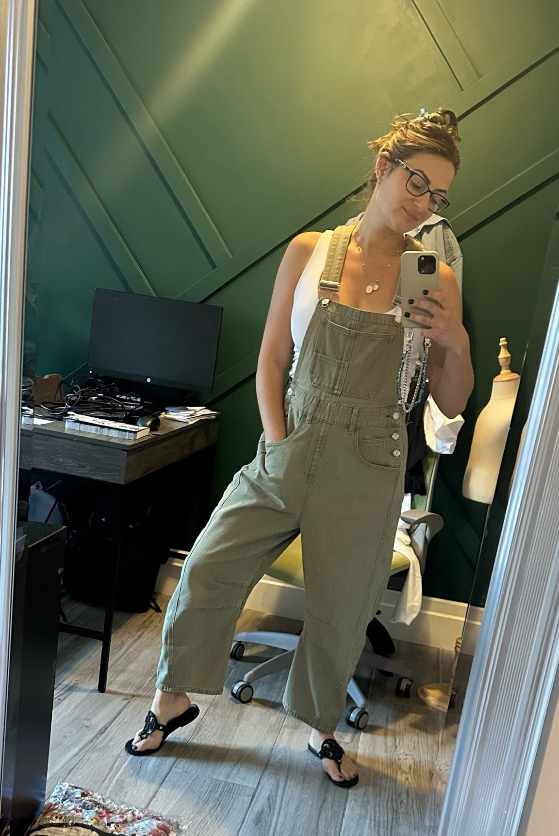 New fav fall overalls

Wearing:
Size medium
5’3
Size 6/8 jeans

#amazon #fallhaul #amazonfaul 

#LTKFindsUnder50